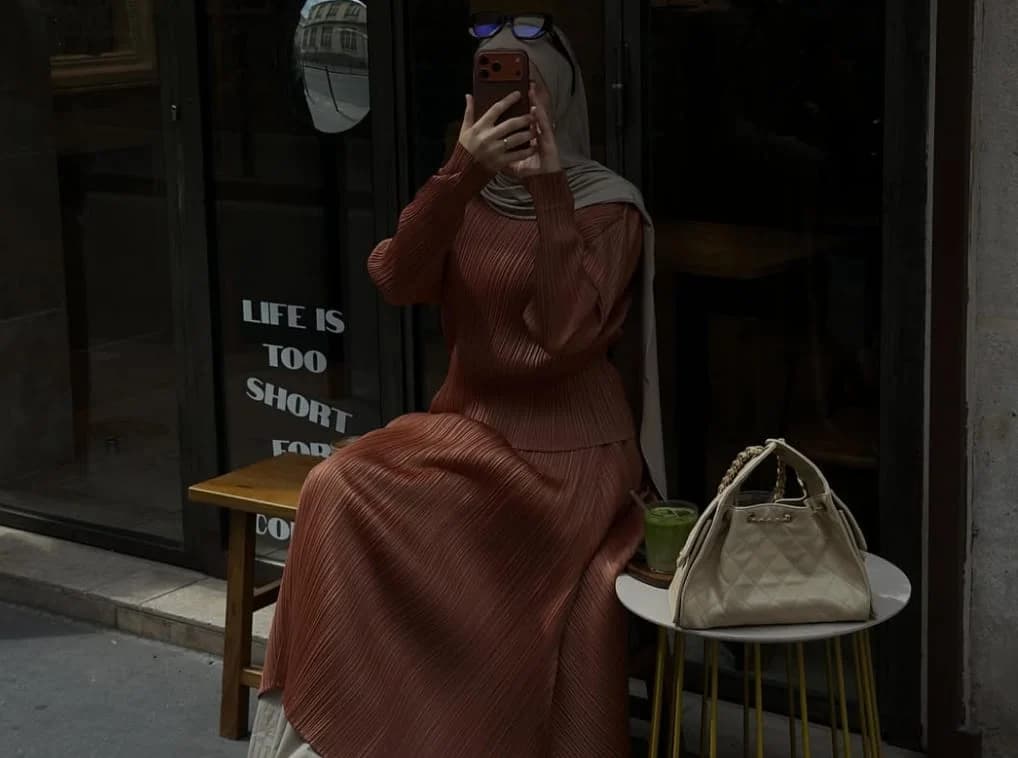 Tujuh Potret Fashion Istri Ousmane Dembélé, Rima Edbouche yang Anggun dengan Gaya Modest Wear