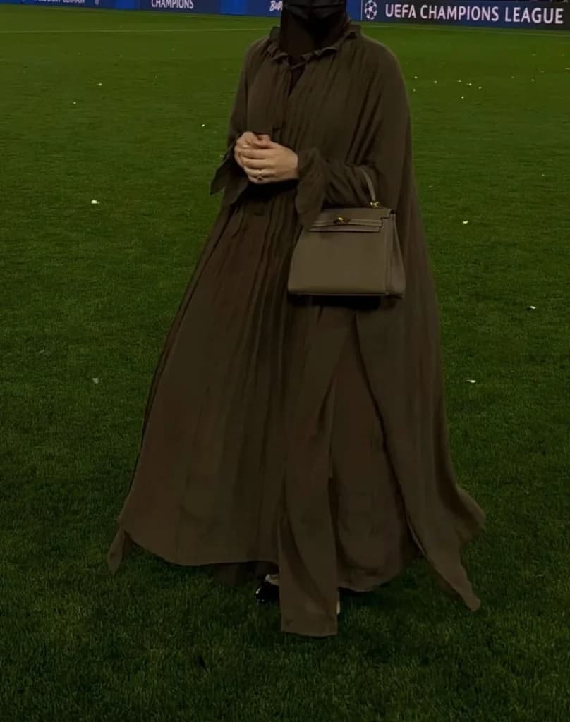 Tujuh Potret Fashion Istri Ousmane Dembélé, Rima Edbouche yang Anggun dengan Gaya Modest Wear