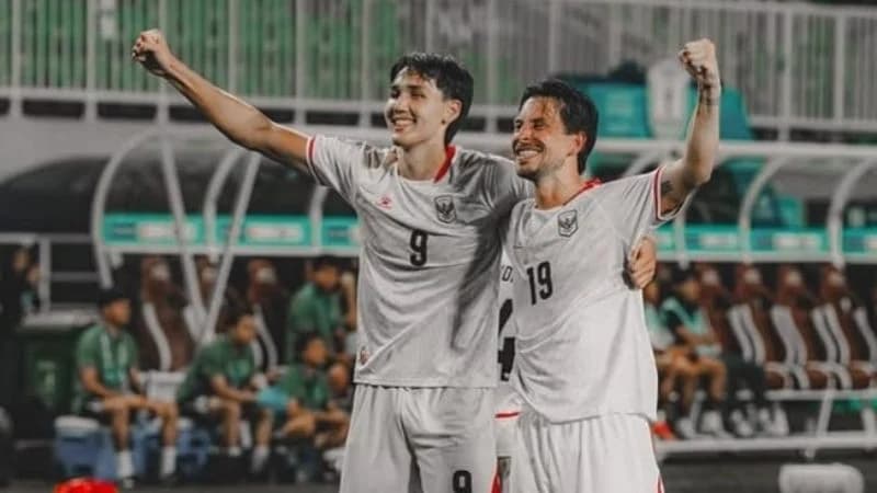 Penyerang Timnas Indonesia Mitchell Baker (kiri) bersama gelandang Thom Haye. (Foto: IG Mitchell Baker).