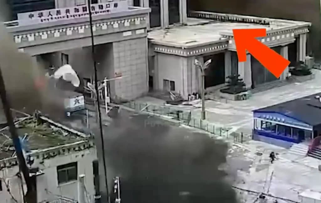 Detik-detik banjir bandang hantam bendungan di China. (Sumber: Istimewa)