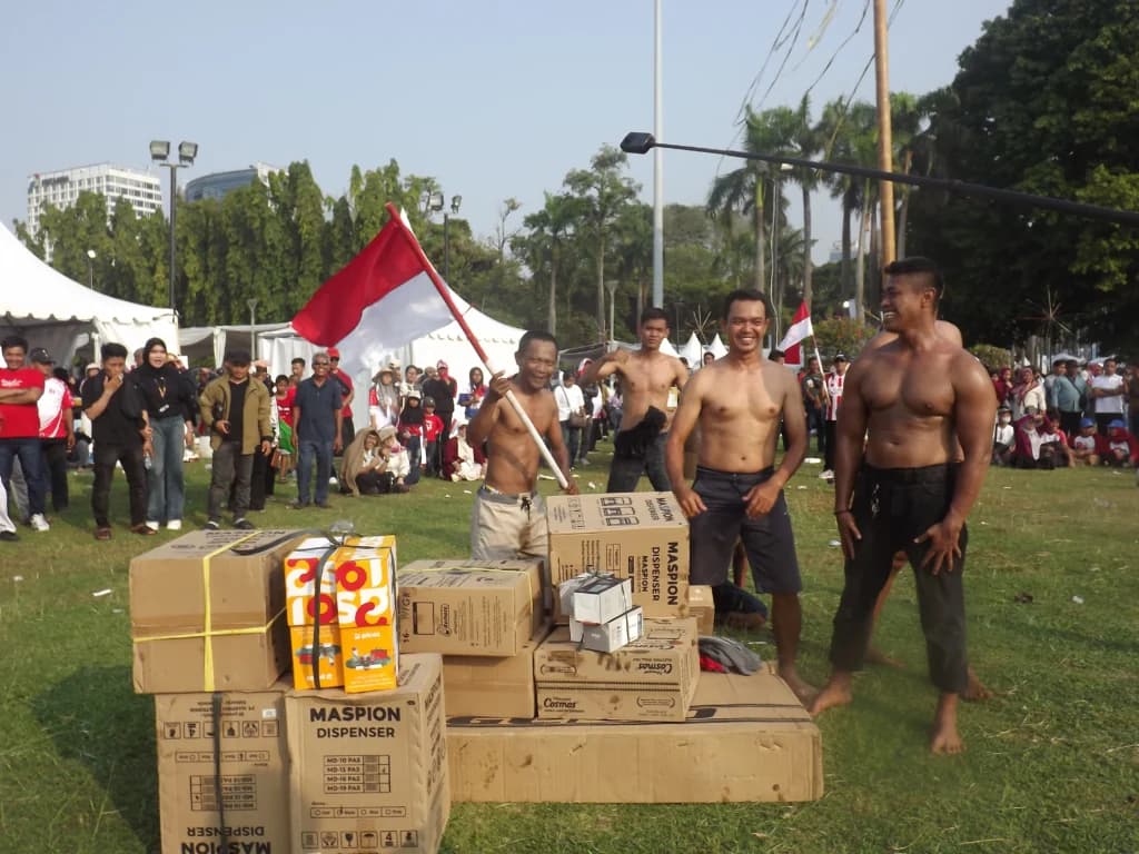 Serunya Panjat Pinang di Monas, Peserta Jatuh Bangun Berebut Hadiah