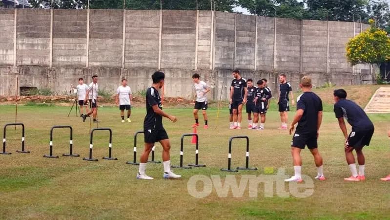 Latihan Persija Jakarta jelang lawan Persib Bandung.
