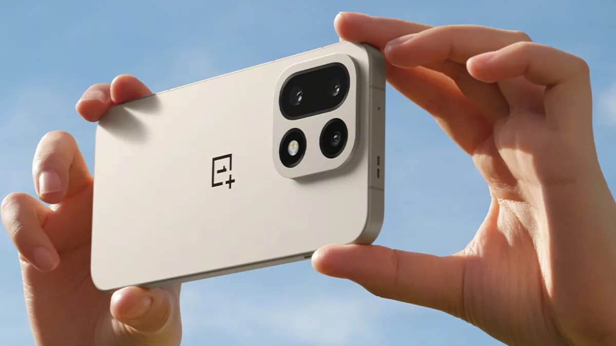 OnePlus-15-in-hand-rumor OnePlus-15-in-hand-rumor