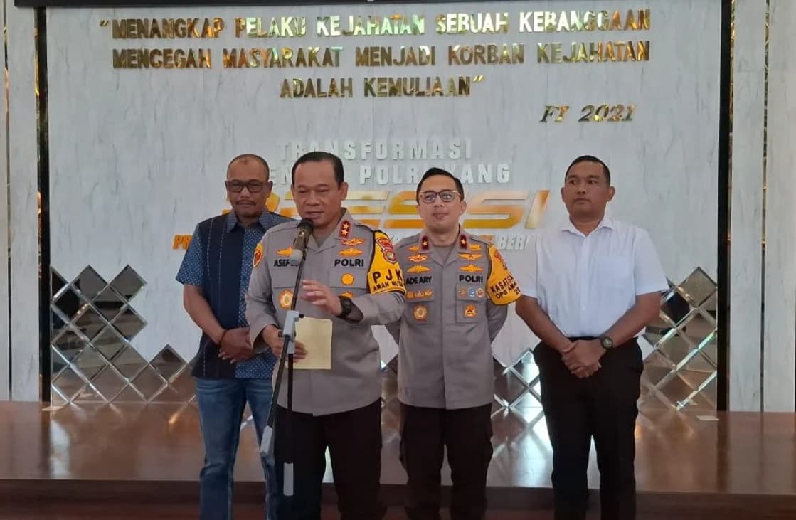 Kapolda Metro Jaya Irjen Asep Edi Suheri, saat konferensi pers menyampaikan penangguhan penahanan TikToker Figha Lesmana Kapolda Metro Jaya Irjen Asep Edi Suheri, saat konferensi pers menyampaikan penangguhan penahanan TikToker Figha Lesmana