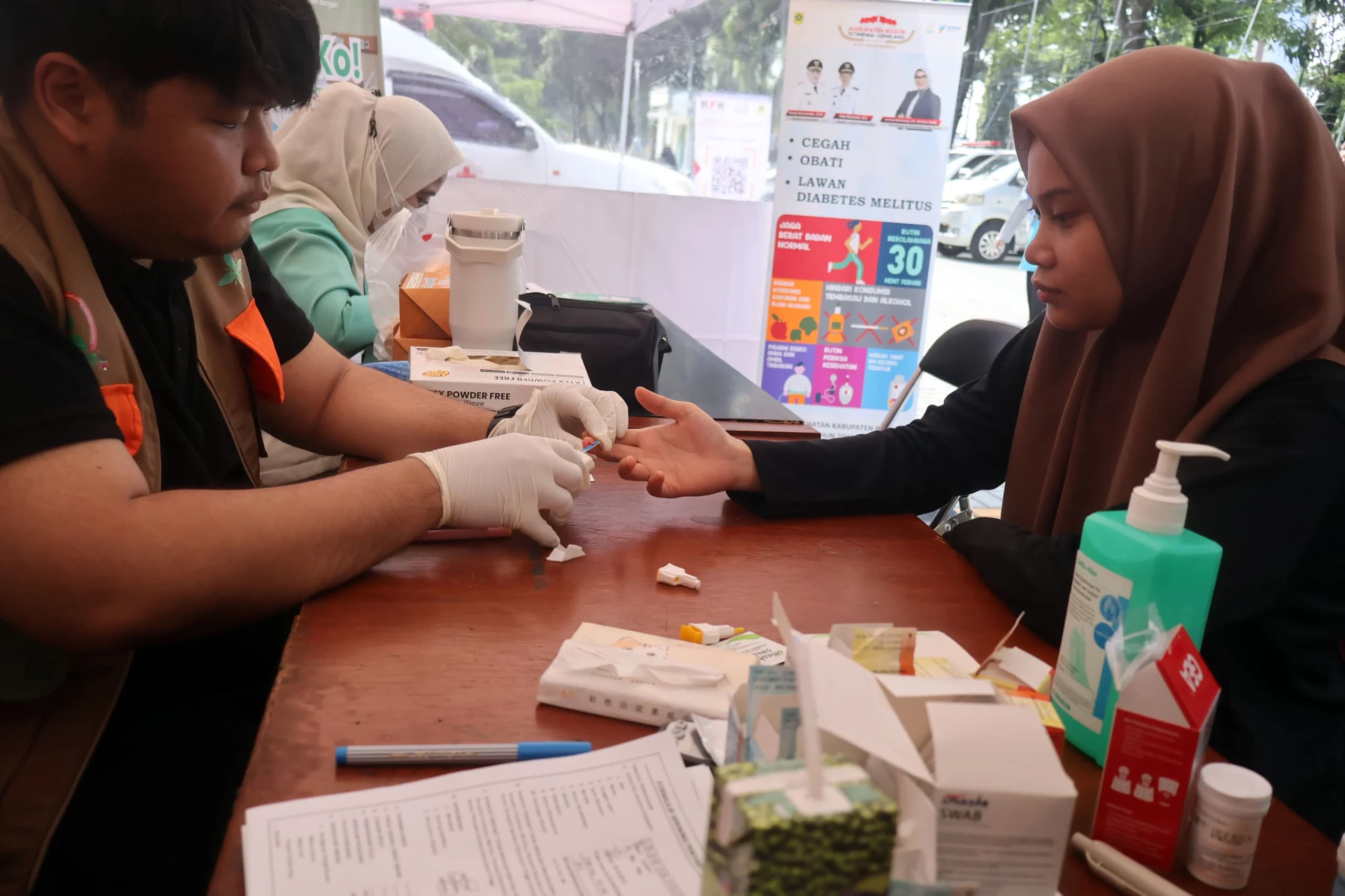 Ilustrasi, Petugas memeriksa kesehatan warga saat pelayanan cek kesehatan gratis Ilustrasi, Petugas memeriksa kesehatan warga saat pelayanan cek kesehatan gratis