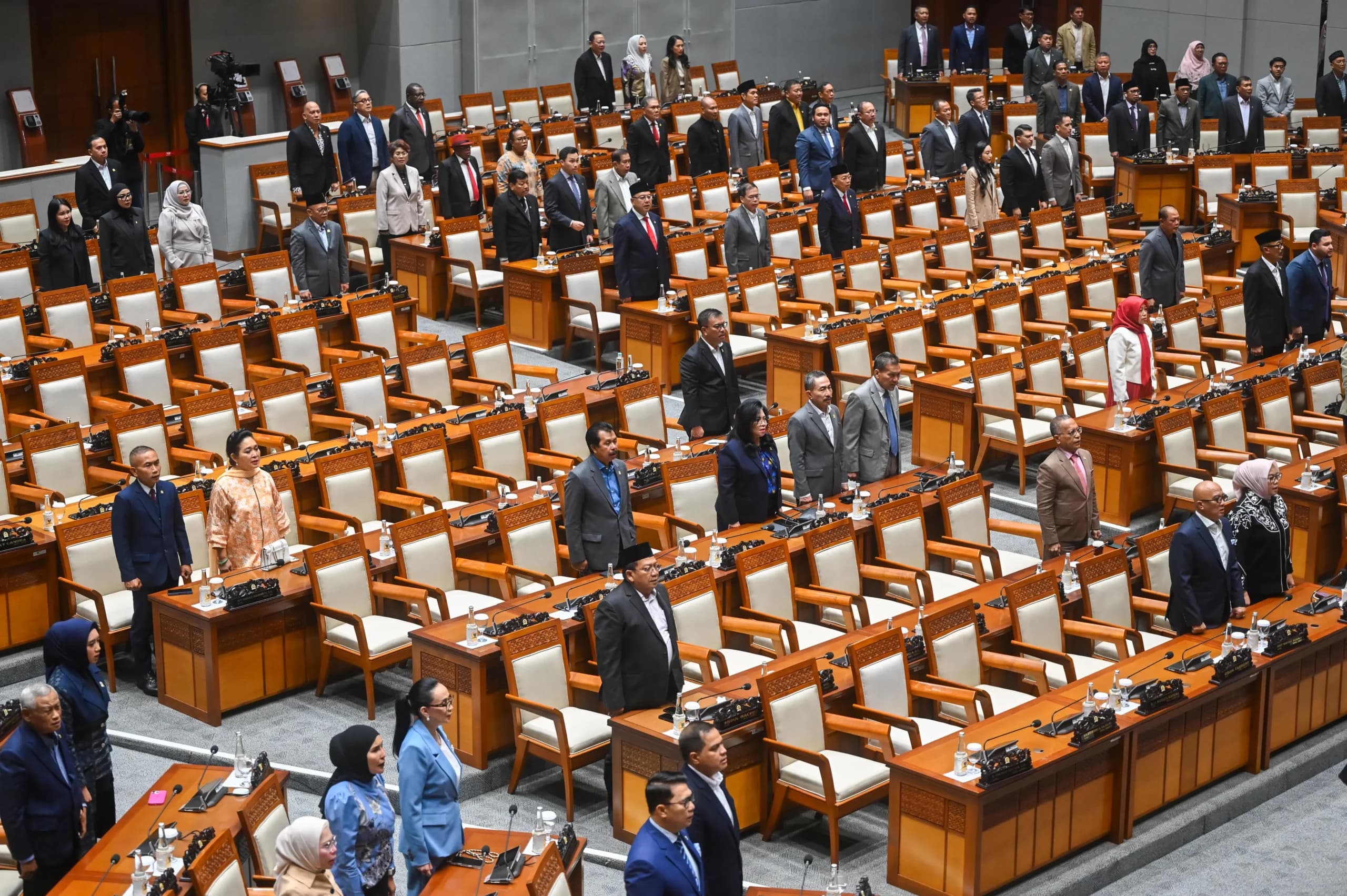 Sejumlah anggota DPR mengikuti Rapat Paripurna ke-8 DPR RI Masa Persidangan II Tahun Sidang 205-2026 di Kompleks Parlemen, Senayan, Jakarta, Selasa (18/11/2025). Dalam rapat tersebut DPR menyetujui Rancangan Undang-Undang (RUU) tentang Perubahan atas Undang-Undang Nomor 8 Tahun 1981 tentang Kitab Undang-Undang Hukum Acara Pidana (KUHAP) untuk disahkan menjadi undang-undang. Sejumlah anggota DPR mengikuti Rapat Paripurna ke-8 DPR RI Masa Persidangan II Tahun Sidang 205-2026 di Kompleks Parlemen, Senayan, Jakarta, Selasa (18/11/2025). Dalam rapat tersebut DPR menyetujui Rancangan Undang-Undang (RUU) tentang Perubahan atas Undang-Undang Nomor 8 Tahun 1981 tentang Kitab Undang-Undang Hukum Acara Pidana (KUHAP) untuk disahkan menjadi undang-undang.