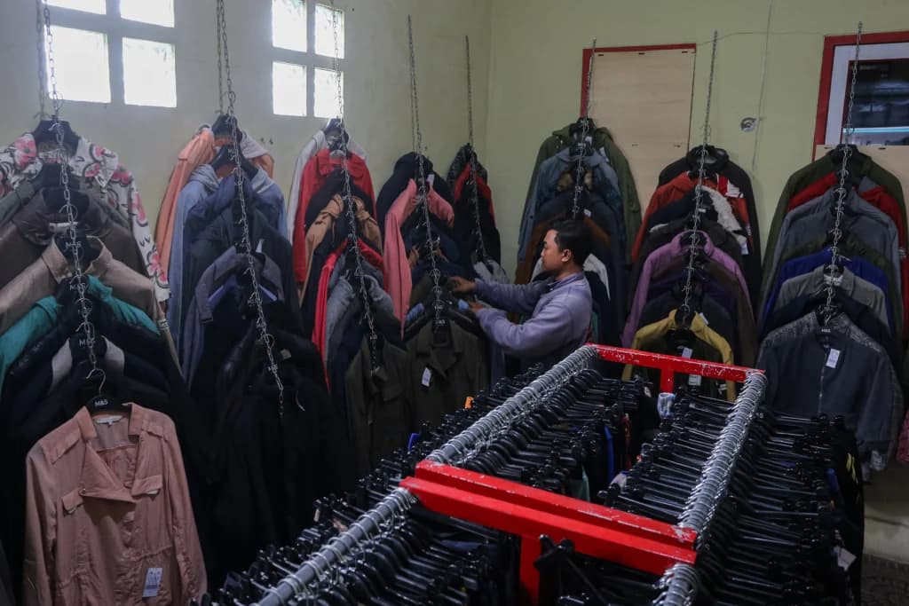 Calon pembeli memilih pakaian bekas yang dijual di salah satu toko di Kota Serang, Banten, Kamis (6/11/2025). (ANTARA FOTO/Angga Budhiyanto/nz) Calon pembeli memilih pakaian bekas yang dijual di salah satu toko di Kota Serang, Banten, Kamis (6/11/2025). (ANTARA FOTO/Angga Budhiyanto/nz)