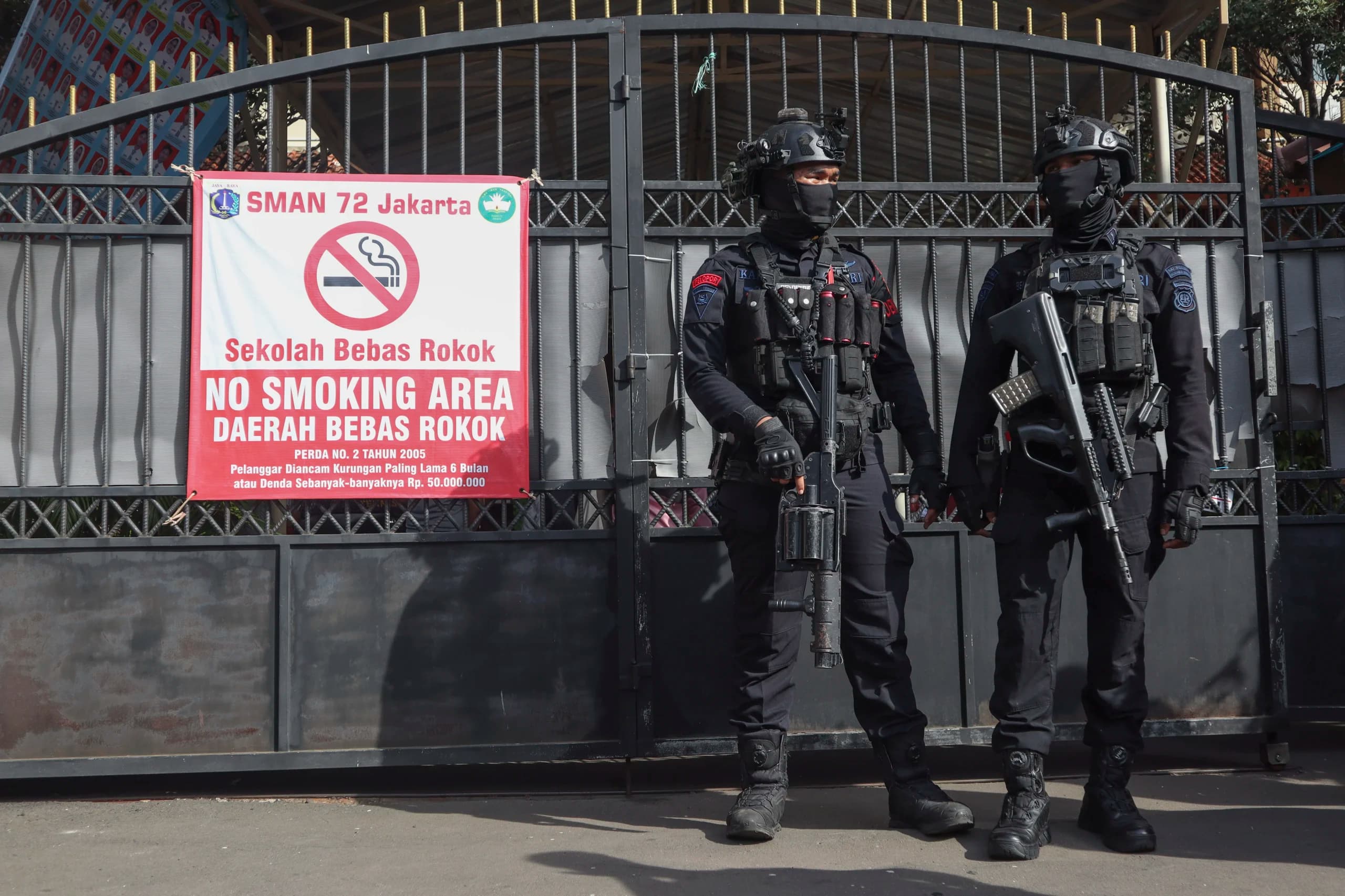 Dua personil Gegana Brimob Polda Metro Jaya berjaga di tempat terjadinya ledakan di SMAN 72 Jakarta Dua personil Gegana Brimob Polda Metro Jaya berjaga di tempat terjadinya ledakan di SMAN 72 Jakarta