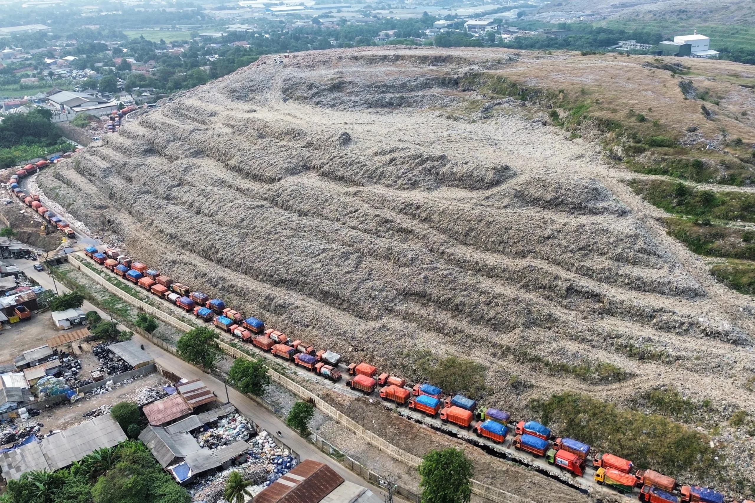 Foto udara antrean truk di Tempat Pengolahan Sampah Terpadu (TPST) Bantargebang, Bekasi Jawa Barat Foto udara antrean truk di Tempat Pengolahan Sampah Terpadu (TPST) Bantargebang, Bekasi Jawa Barat