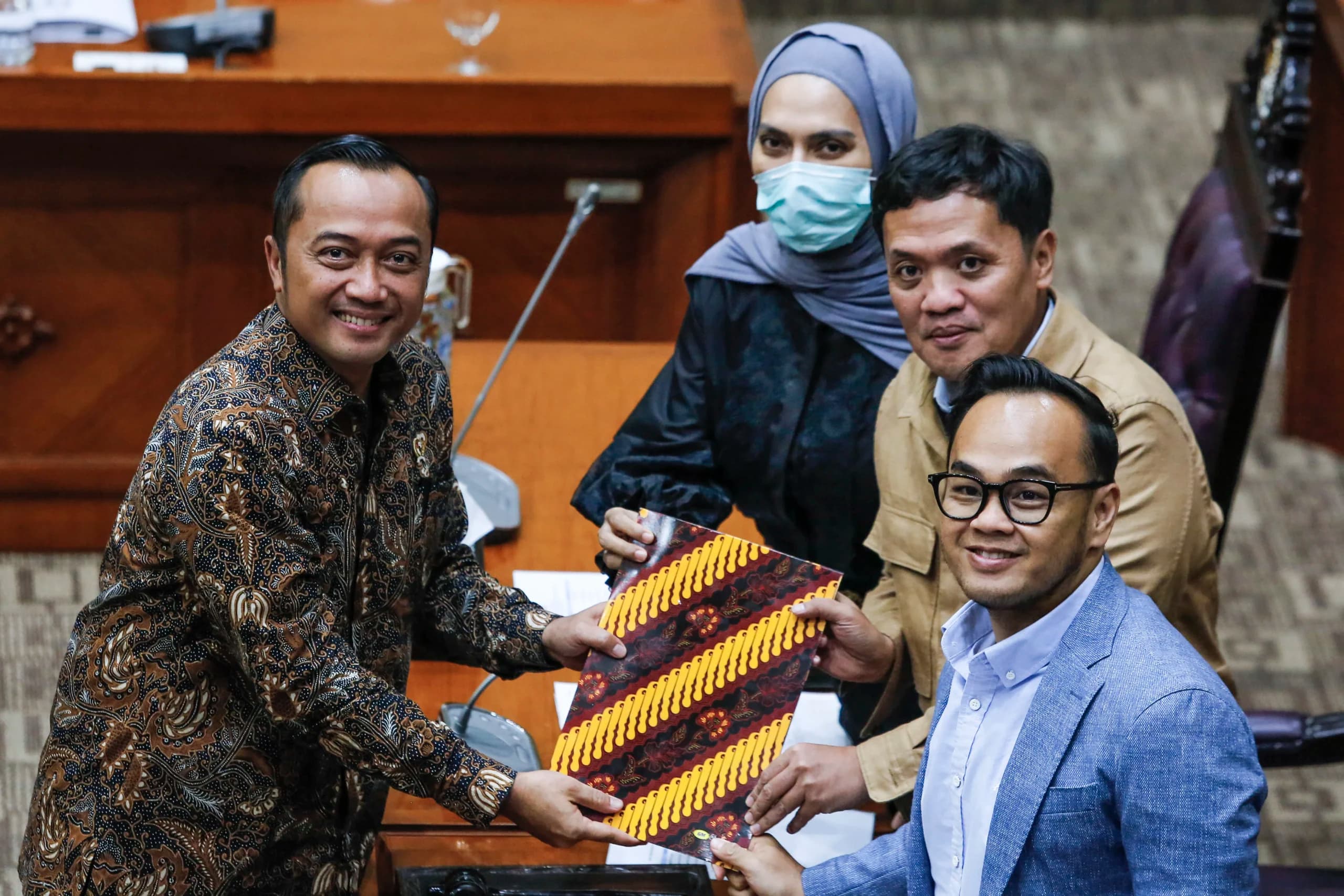 Menteri Sekretariat Negara Prasetyo Hadi (kiri) menyerahkan naskah pandangan pemerintah kepada Ketua Komisi III DPR Habiburokhman (kedua kanan), Wakil Ketua Komisi III DPR Moh Rano Alfath (kanan) dan Sari Yuliati (ketiga kanan) saat rapat kerja di Kompleks Parlemen, Senayan, Jakarta, Kamis (13/11/2025). Dalam rapat tersebut Komisi III DPR dan pemerintah menyetujui hasil laporan Panja pembahasan Rancangan Undang-Undang (RUU) tentang Kitab Undang-Undang Hukum Acara Pidana (KUHAP) pada pembicaraan tingkat I dan selanjutnya akan dilaporkan pada rapat paripurna untuk pengambilan keputusan pada pembicaraan tingkat II untuk disetujui menjadi Undang-Undang. Menteri Sekretariat Negara Prasetyo Hadi (kiri) menyerahkan naskah pandangan pemerintah kepada Ketua Komisi III DPR Habiburokhman (kedua kanan), Wakil Ketua Komisi III DPR Moh Rano Alfath (kanan) dan Sari Yuliati (ketiga kanan) saat rapat kerja di Kompleks Parlemen, Senayan, Jakarta, Kamis (13/11/2025). Dalam rapat tersebut Komisi III DPR dan pemerintah menyetujui hasil laporan Panja pembahasan Rancangan Undang-Undang (RUU) tentang Kitab Undang-Undang Hukum Acara Pidana (KUHAP) pada pembicaraan tingkat I dan selanjutnya akan dilaporkan pada rapat paripurna untuk pengambilan keputusan pada pembicaraan tingkat II untuk disetujui menjadi Undang-Undang.
