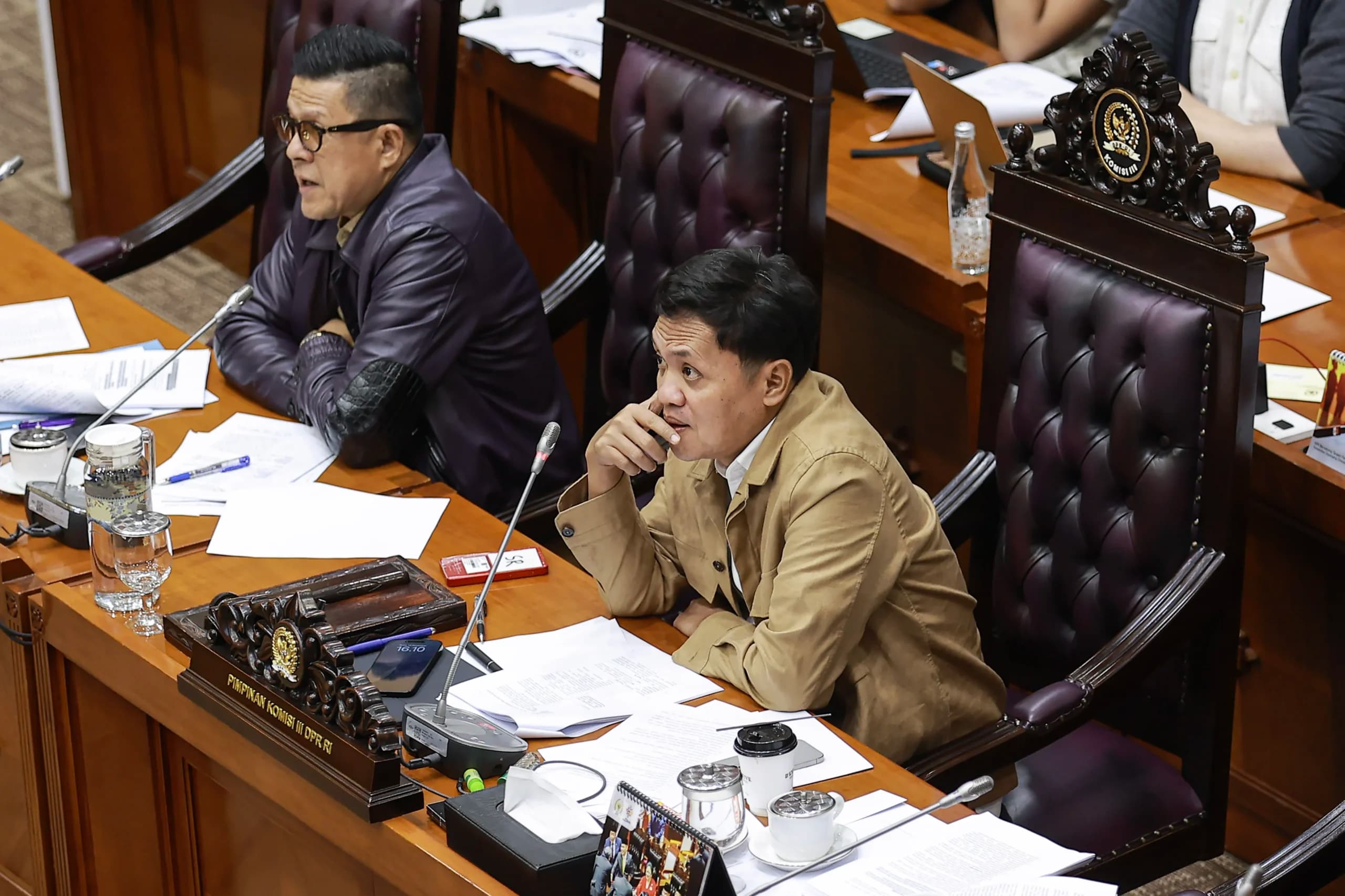 Ketua Komisi III DPR Habiburokhman (kanan) memimpin rapat panja RUU KUHAP di Kompleks Parlemen, Senayan, Jakarta, Rabu (12/11/2025). Rapat tersebut membahas draf Rancangan Undang-Undang (RUU) Kitab Undang-Undang Hukum Acara Pidana (KUHAP) diantaranya terkait pemblokiran dan kewenangan penuntut umum dalam menghentikan penuntutan melalui damai. Ketua Komisi III DPR Habiburokhman (kanan) memimpin rapat panja RUU KUHAP di Kompleks Parlemen, Senayan, Jakarta, Rabu (12/11/2025). Rapat tersebut membahas draf Rancangan Undang-Undang (RUU) Kitab Undang-Undang Hukum Acara Pidana (KUHAP) diantaranya terkait pemblokiran dan kewenangan penuntut umum dalam menghentikan penuntutan melalui damai.