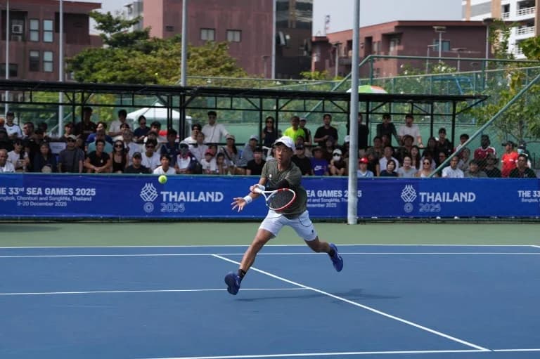 Atlet tenis putra Indonesia, Justin Barki, menunjukkan kepedulian membantu korban banjir bandang di Sumatera Utara Atlet tenis putra Indonesia, Justin Barki, menunjukkan kepedulian membantu korban banjir bandang di Sumatera Utara