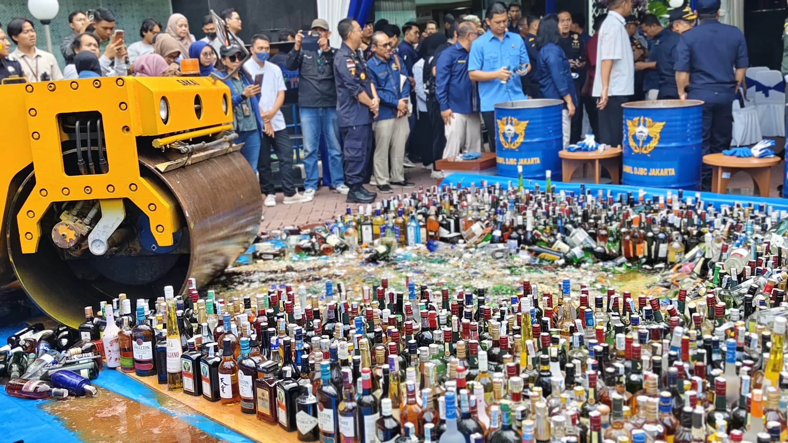 Pemusnahan minuman keras (miras) ilegal Pemusnahan minuman keras (miras) ilegal