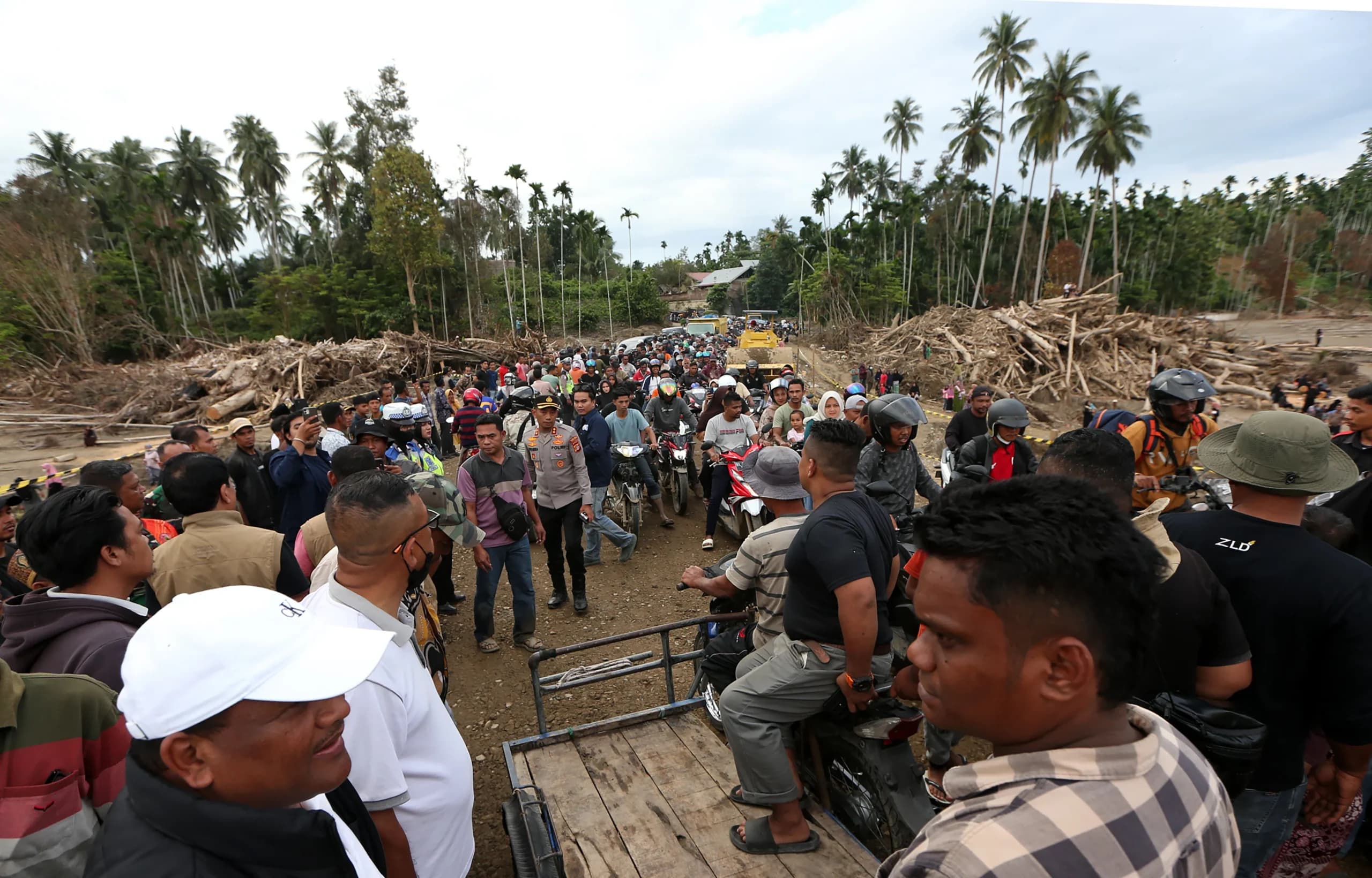 Warga dengan menggunakan kendaraan melewati Jembatan Bailey Awe Geutah yang baru selesai dibangun setelah sebelumnya putus akibat bencana banjir bandang di Bireuen, Aceh Warga dengan menggunakan kendaraan melewati Jembatan Bailey Awe Geutah yang baru selesai dibangun setelah sebelumnya putus akibat bencana banjir bandang di Bireuen, Aceh