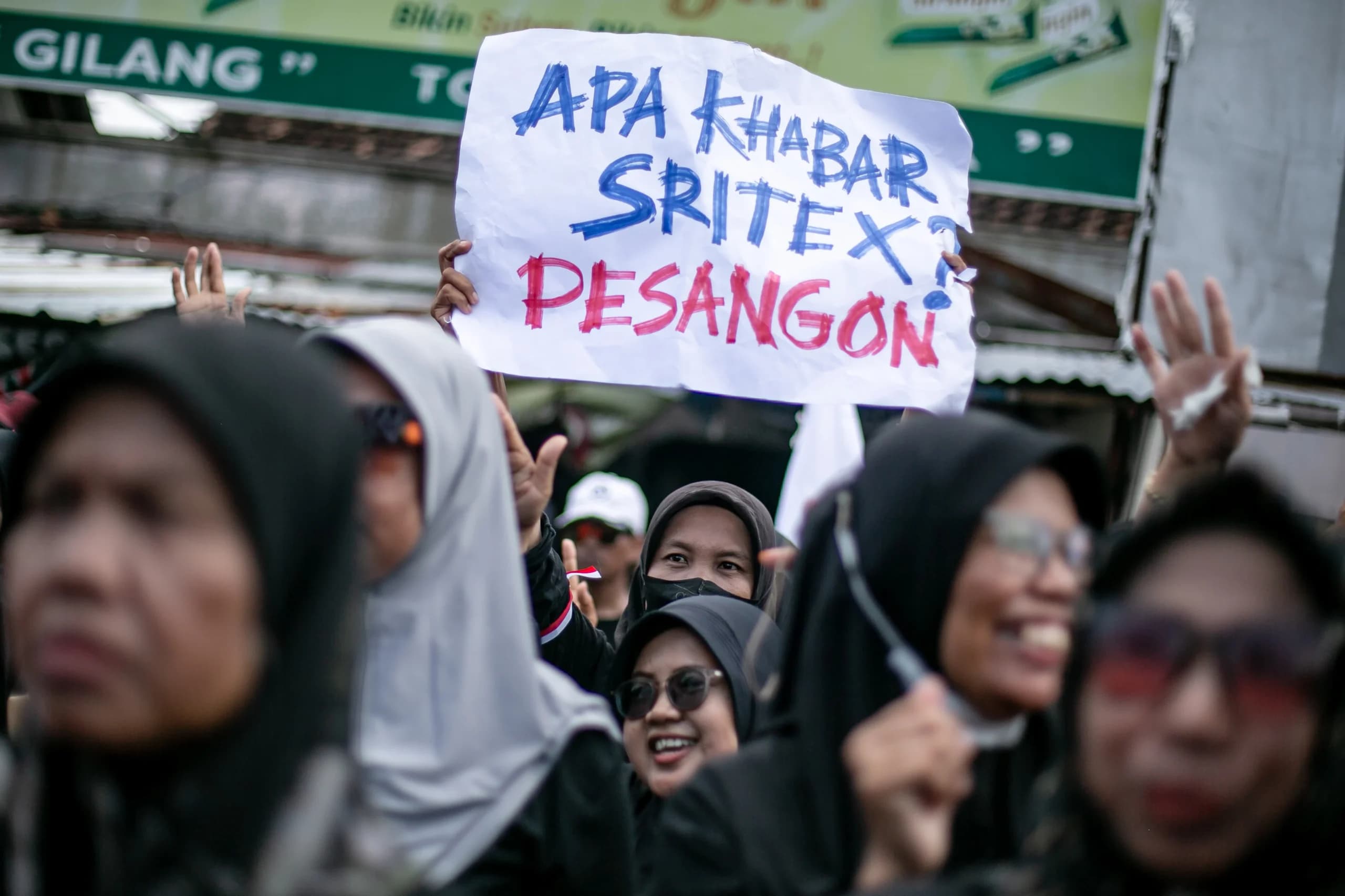 Aksi unjuk rasa mantan pekerja PT. Sritex Aksi unjuk rasa mantan pekerja PT. Sritex