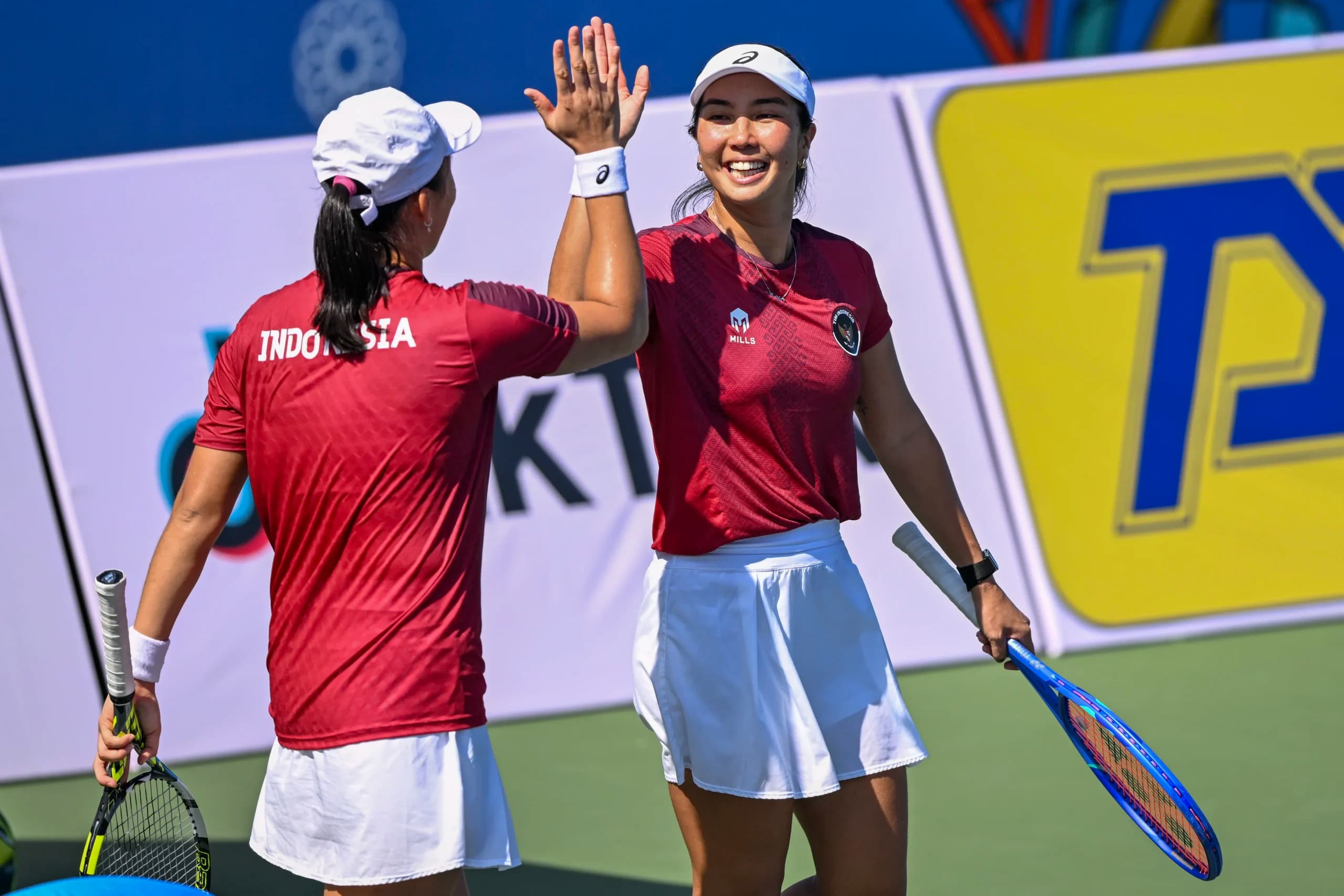Petenis ganda putri Indonesia Janice Tjen (kiri) dan Aldila Sutjiadi (kanan) meluapkan kegembiraannya usai menang atas petenis Thailand Peangtarn Plipuech dan Mananchaya Sawangkaew pada final tenis ganda putri SEA Games 2025 di National Tennis Development Center, Pak Kret, Nothanburi, Bangkok, Thailand Petenis ganda putri Indonesia Janice Tjen (kiri) dan Aldila Sutjiadi (kanan) meluapkan kegembiraannya usai menang atas petenis Thailand Peangtarn Plipuech dan Mananchaya Sawangkaew pada final tenis ganda putri SEA Games 2025 di National Tennis Development Center, Pak Kret, Nothanburi, Bangkok, Thailand