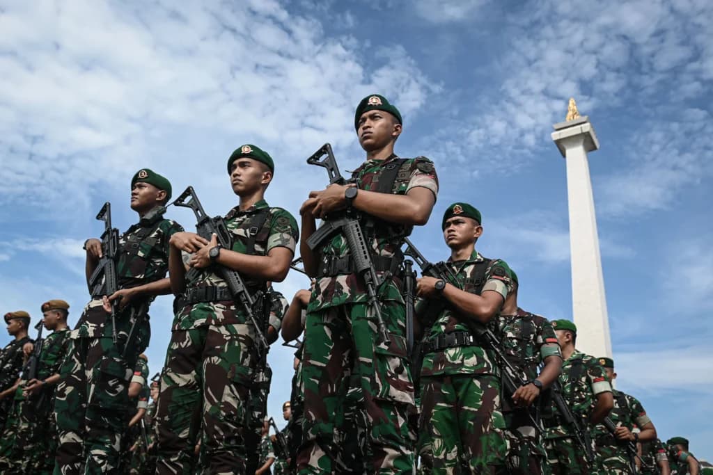 Prajurit TNI mengikuti Apel Pengamanan malam Natal di Monas, Jakarta, Rabu (24/12/2025). Prajurit TNI mengikuti Apel Pengamanan malam Natal di Monas, Jakarta, Rabu (24/12/2025).