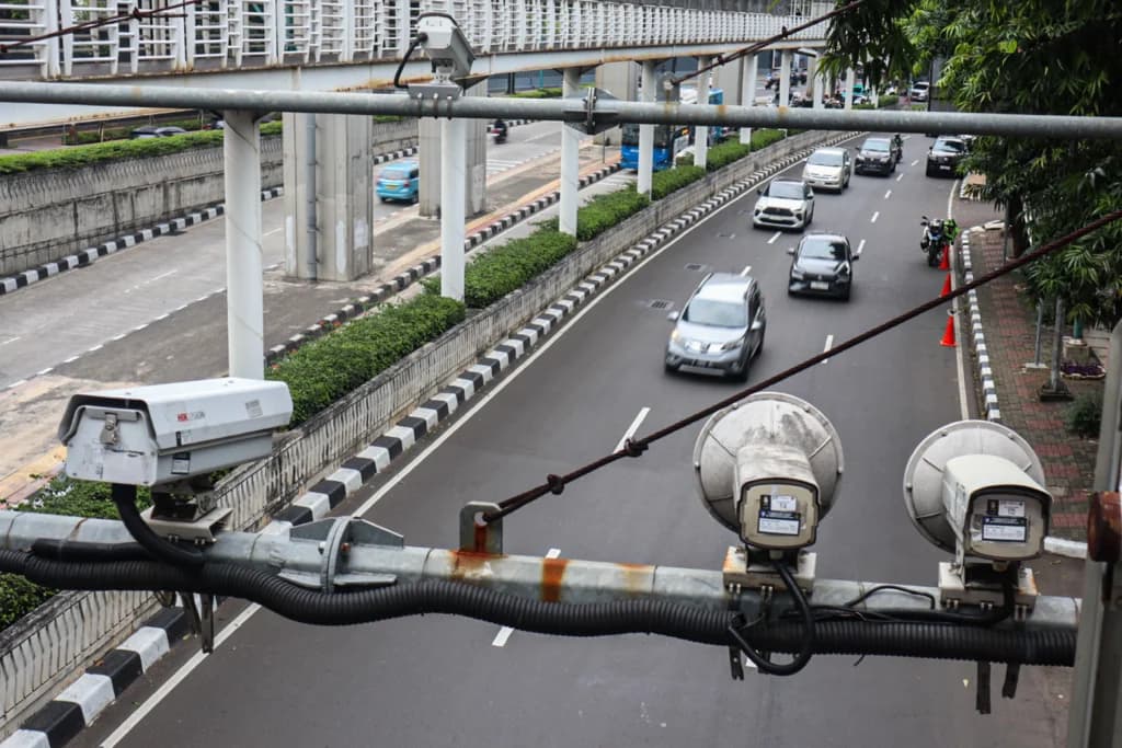 Kendaraan melintasi kamera tilang elektronik (ETLE) di Jalan Raya Casablanca, Jakarta, Kamis (11/12/2025). Kendaraan melintasi kamera tilang elektronik (ETLE) di Jalan Raya Casablanca, Jakarta, Kamis (11/12/2025).