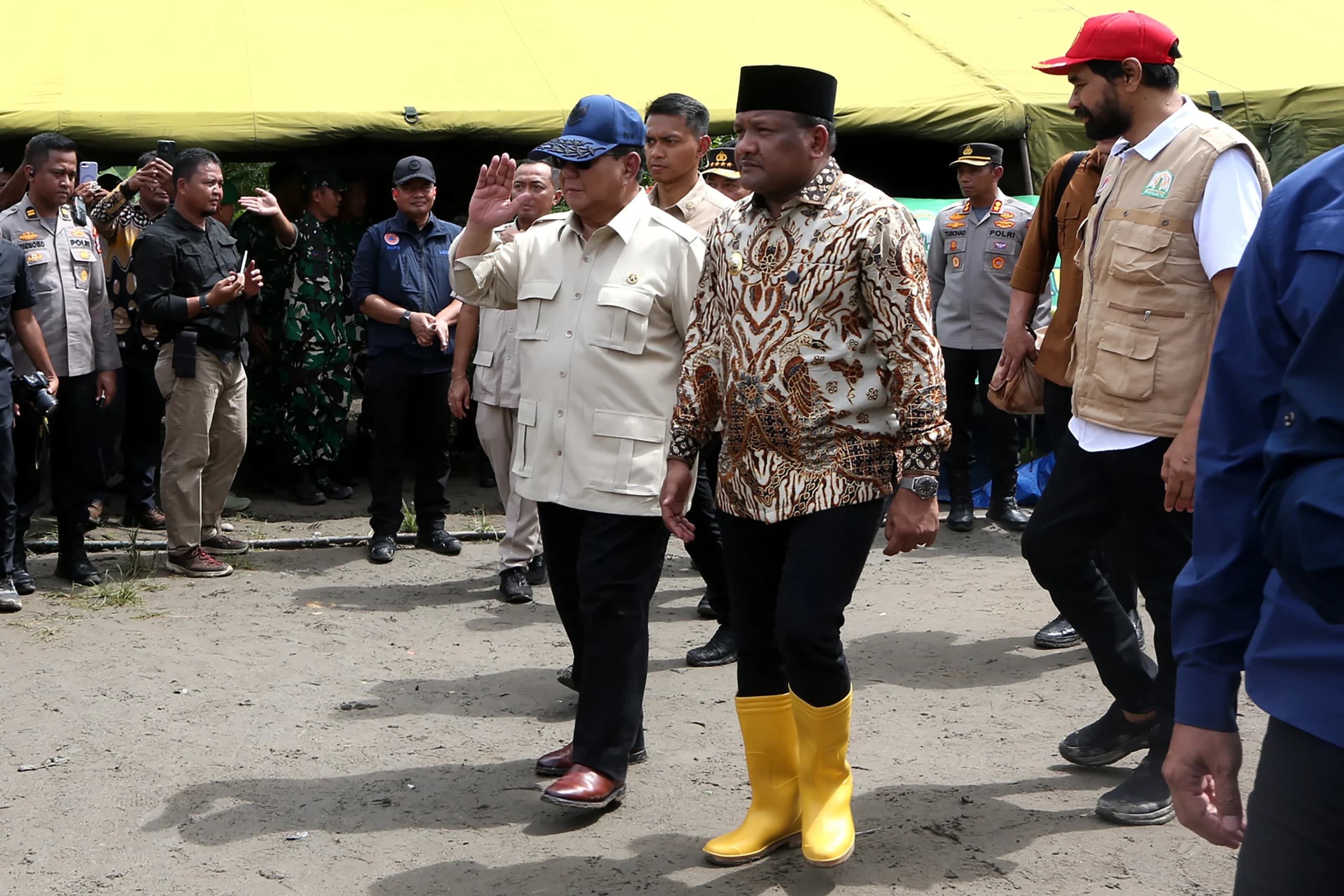 Presiden kunjungi posko pengungsi bencana alam Aceh Presiden kunjungi posko pengungsi bencana alam Aceh