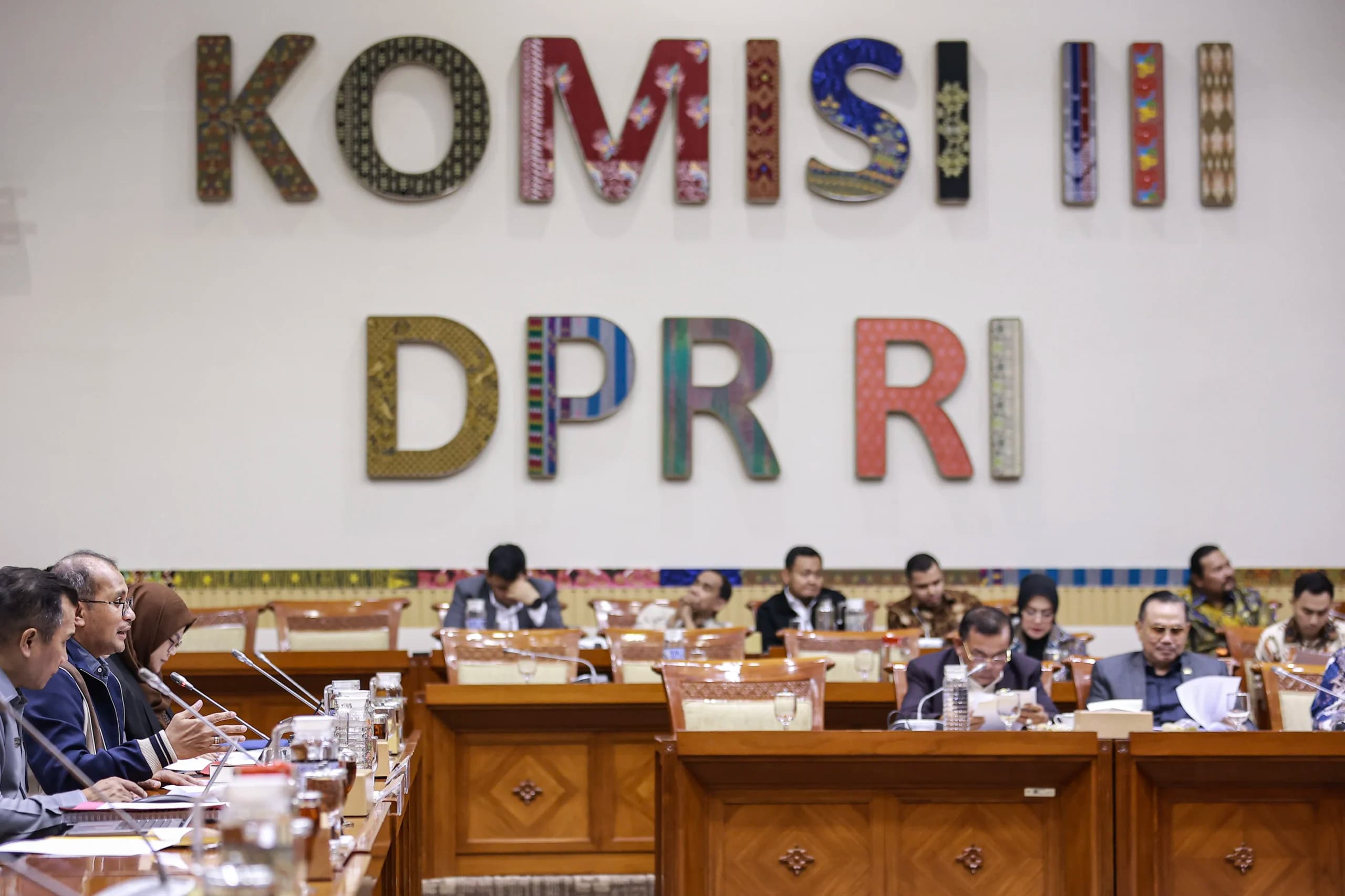 Wakil Menteri Hukum Edward Omar Sharif Hiariej (kedua kiri) menyampaikan paparan pada rapat kerja dengan Komisi III DPR di Kompleks Parlemen, Senayan, Jakarta, Selasa, (2/12/2025). Dalam rapat tersebut Komisi III DPR dan Pemerintah menyetujui Rancangan Undang-Undang (RUU) tentang Penyesuaian Pidana dibawa pada pembicaraan tingkat II dalam rapat paripurna DPR untuk disetujui menjadi Undang-Undang Wakil Menteri Hukum Edward Omar Sharif Hiariej (kedua kiri) menyampaikan paparan pada rapat kerja dengan Komisi III DPR di Kompleks Parlemen, Senayan, Jakarta, Selasa, (2/12/2025). Dalam rapat tersebut Komisi III DPR dan Pemerintah menyetujui Rancangan Undang-Undang (RUU) tentang Penyesuaian Pidana dibawa pada pembicaraan tingkat II dalam rapat paripurna DPR untuk disetujui menjadi Undang-Undang