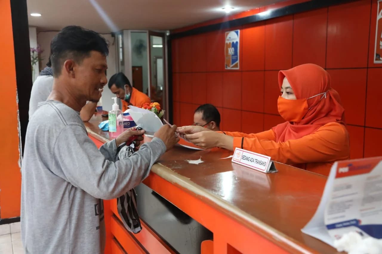 Ilustrasi masyarakat saat mencairkan dana Bansos Ilustrasi masyarakat saat mencairkan dana Bansos