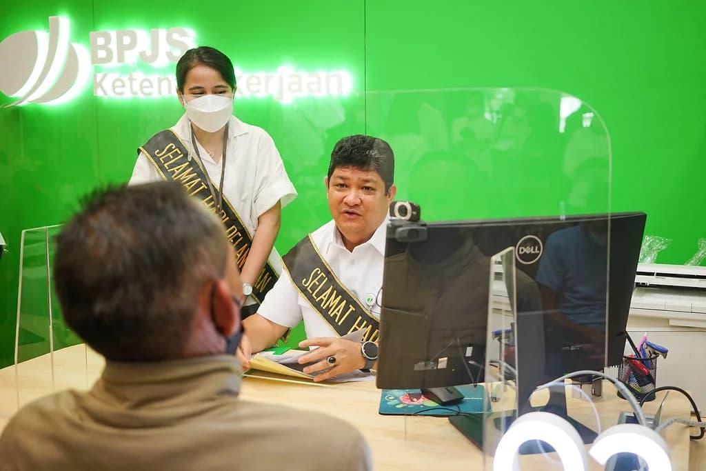 Direktur Kepesertaan BPJAMSOSTEK Zainudin saat menyeragkan secara simbolis penerima manfaat kepesertaan yakni beasiswa pada kegiatan perayaan Harpelnas di Kantor BPJS Ketenagakerjaan Cabang Bandung Suci. Direktur Kepesertaan BPJAMSOSTEK Zainudin saat menyeragkan secara simbolis penerima manfaat kepesertaan yakni beasiswa pada kegiatan perayaan Harpelnas di Kantor BPJS Ketenagakerjaan Cabang Bandung Suci.