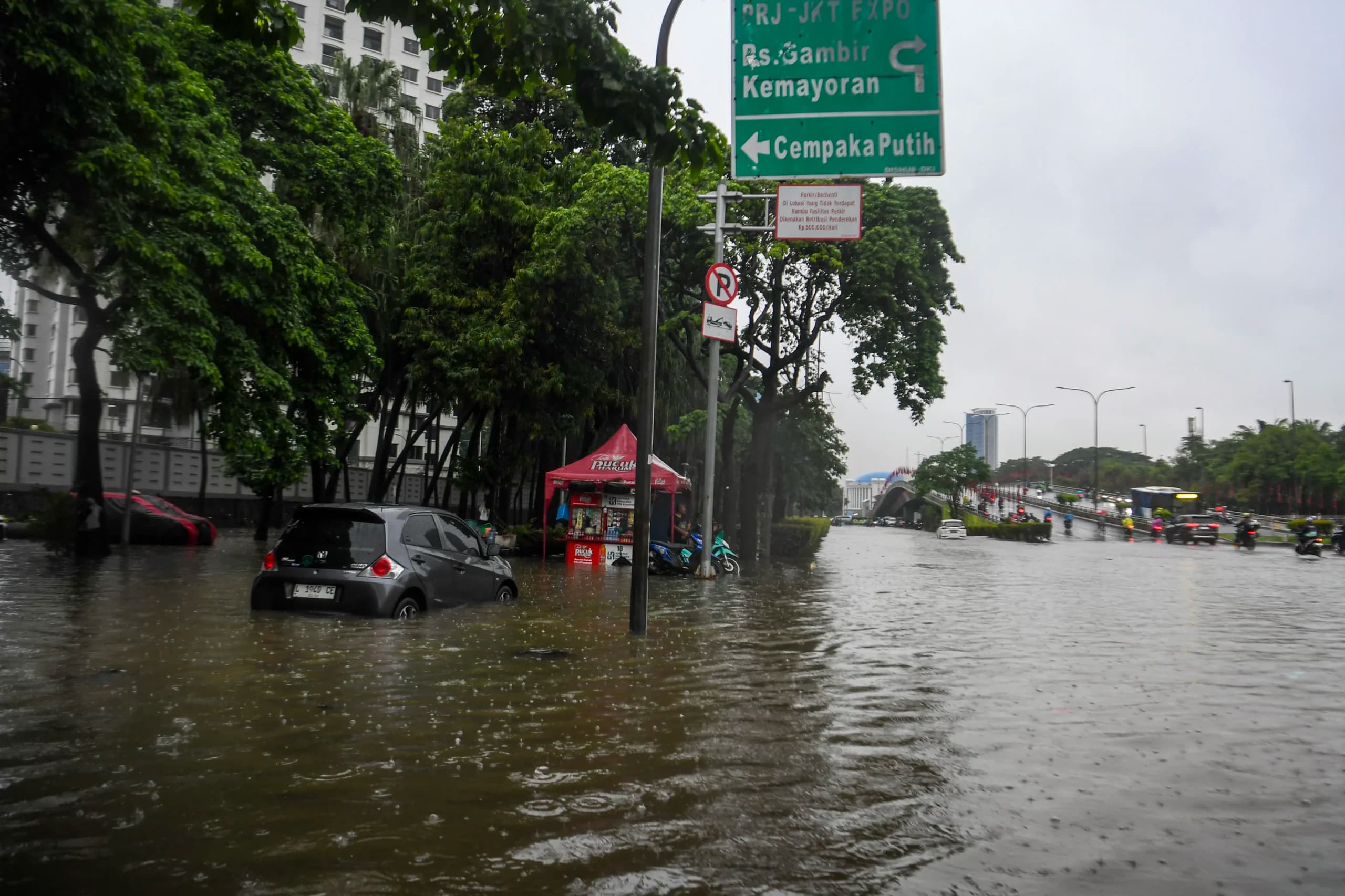 Sejumlah kendaraan terendam banjir di Kemayoran, Jakarta Sejumlah kendaraan terendam banjir di Kemayoran, Jakarta