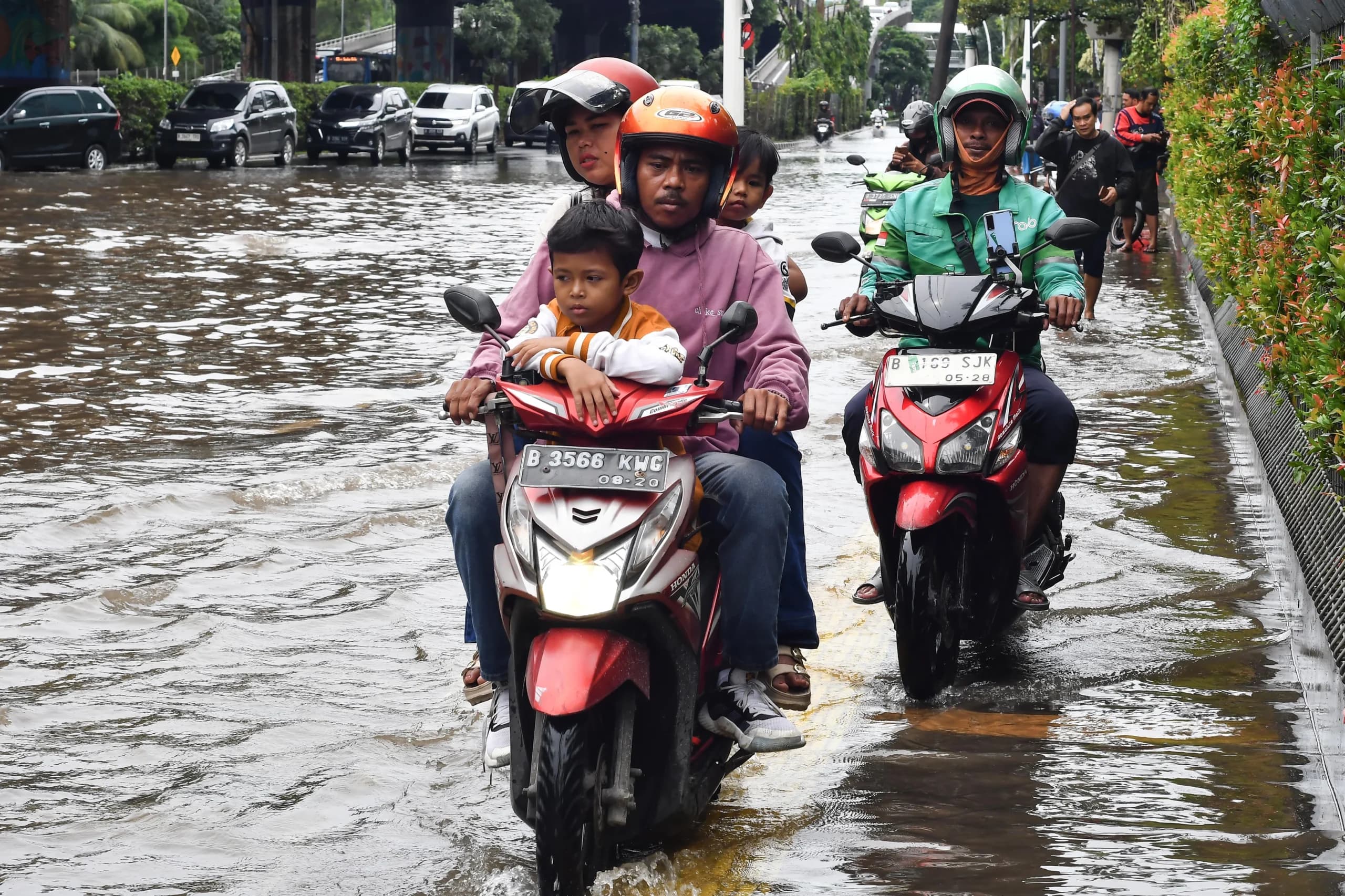 Ilustrasi, pengendara sepeda motor melaju di atas trotoar saat banjir menggenangi Jalan Ahmad Yani, Cempaka Putih, Jakarta Ilustrasi, pengendara sepeda motor melaju di atas trotoar saat banjir menggenangi Jalan Ahmad Yani, Cempaka Putih, Jakarta