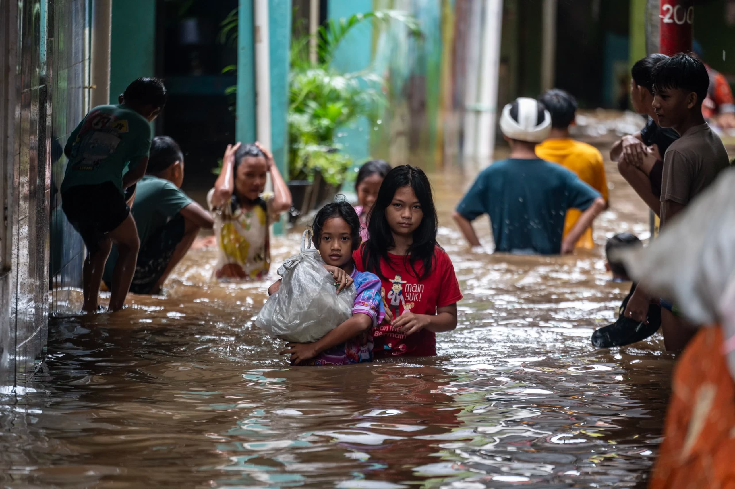 Warga melintasi banjir yang merendam perkampungan di Kebon Pala, Jatinegara, Jakarta, Jumat (23/1/2026) Warga melintasi banjir yang merendam perkampungan di Kebon Pala, Jatinegara, Jakarta, Jumat (23/1/2026)
