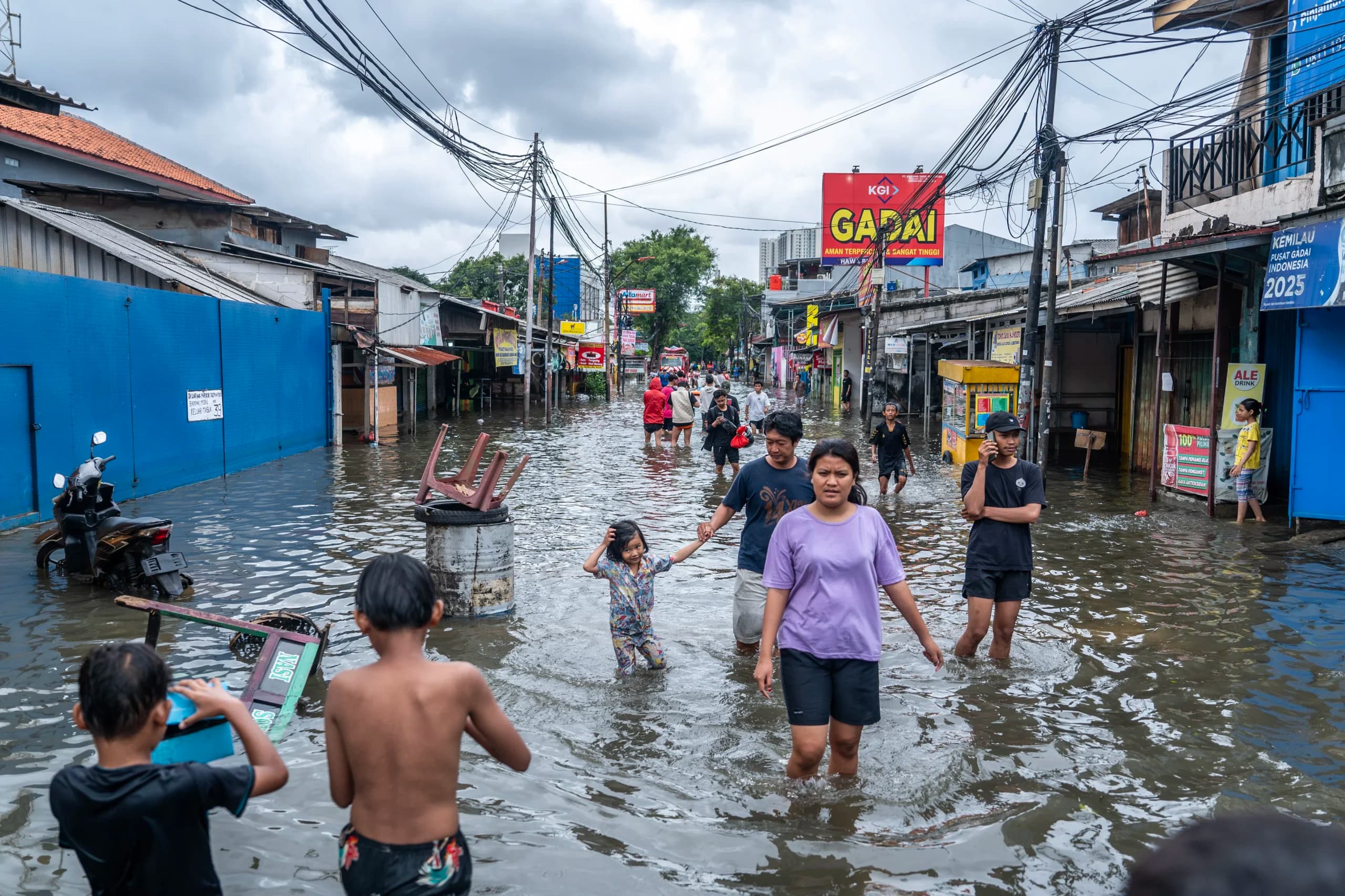 Warga melintasi banjir yang merendam perkampungan di Rawa Buaya, Cengkareng, Jakarta Warga melintasi banjir yang merendam perkampungan di Rawa Buaya, Cengkareng, Jakarta