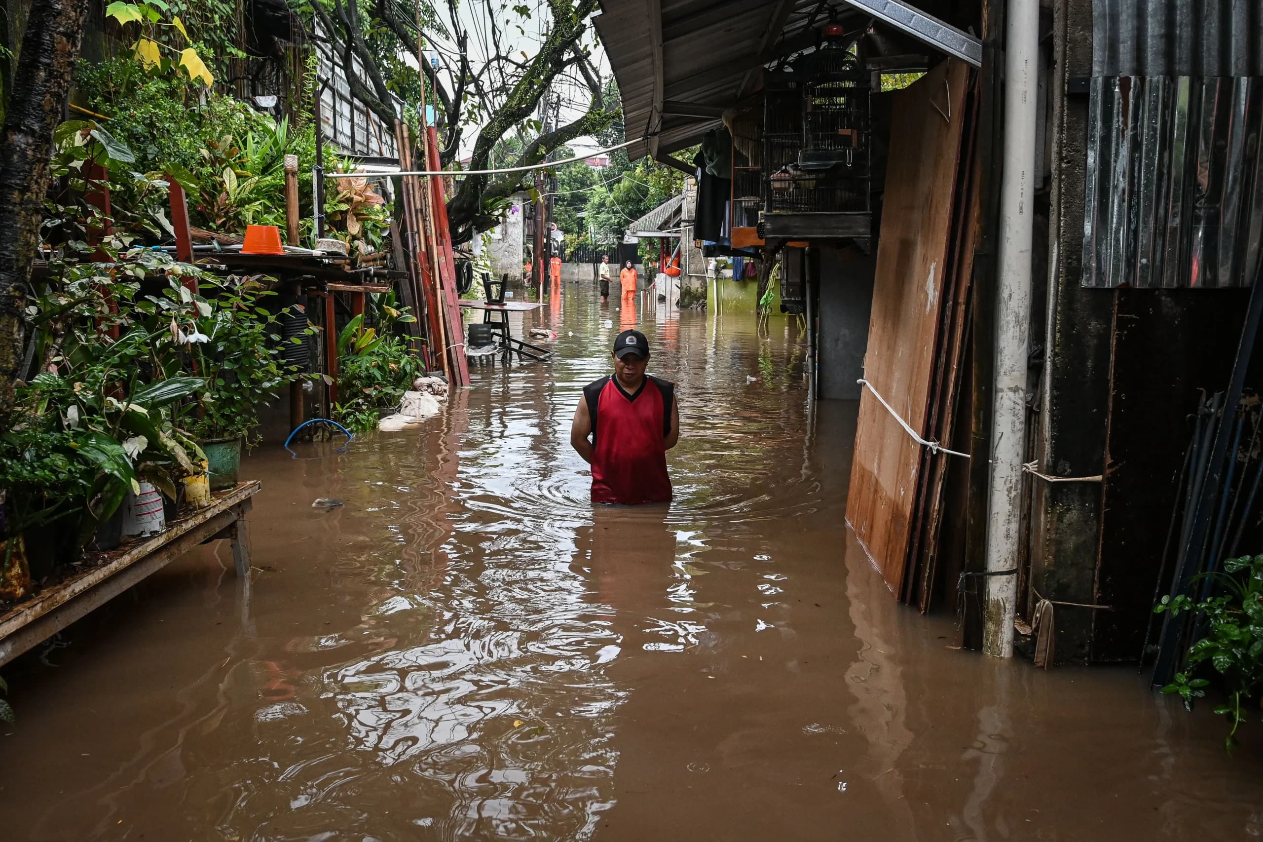 Warga berjalan menerobos banjir di kawasan Jalan NIS, Cilandak Timur, Jakarta Warga berjalan menerobos banjir di kawasan Jalan NIS, Cilandak Timur, Jakarta