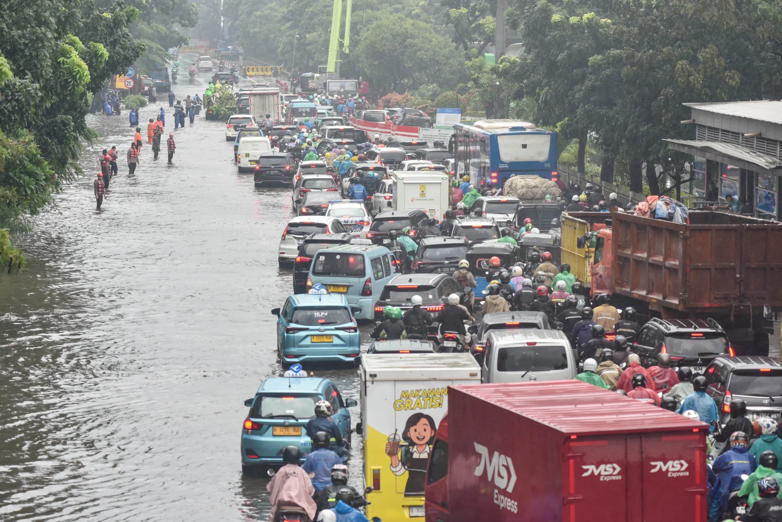 Antrean kendaraan melintasi jalan yang tergenang air di Cawang, Jakarta Timur, Kamis (22/1/2026). Curah hujan tinggi dan buruknya perawatan drainase menyebabkan genangan air merendam jalan DI Panjaitan dengan ketinggian 10-40 sentimeter Antrean kendaraan melintasi jalan yang tergenang air di Cawang, Jakarta Timur, Kamis (22/1/2026). Curah hujan tinggi dan buruknya perawatan drainase menyebabkan genangan air merendam jalan DI Panjaitan dengan ketinggian 10-40 sentimeter