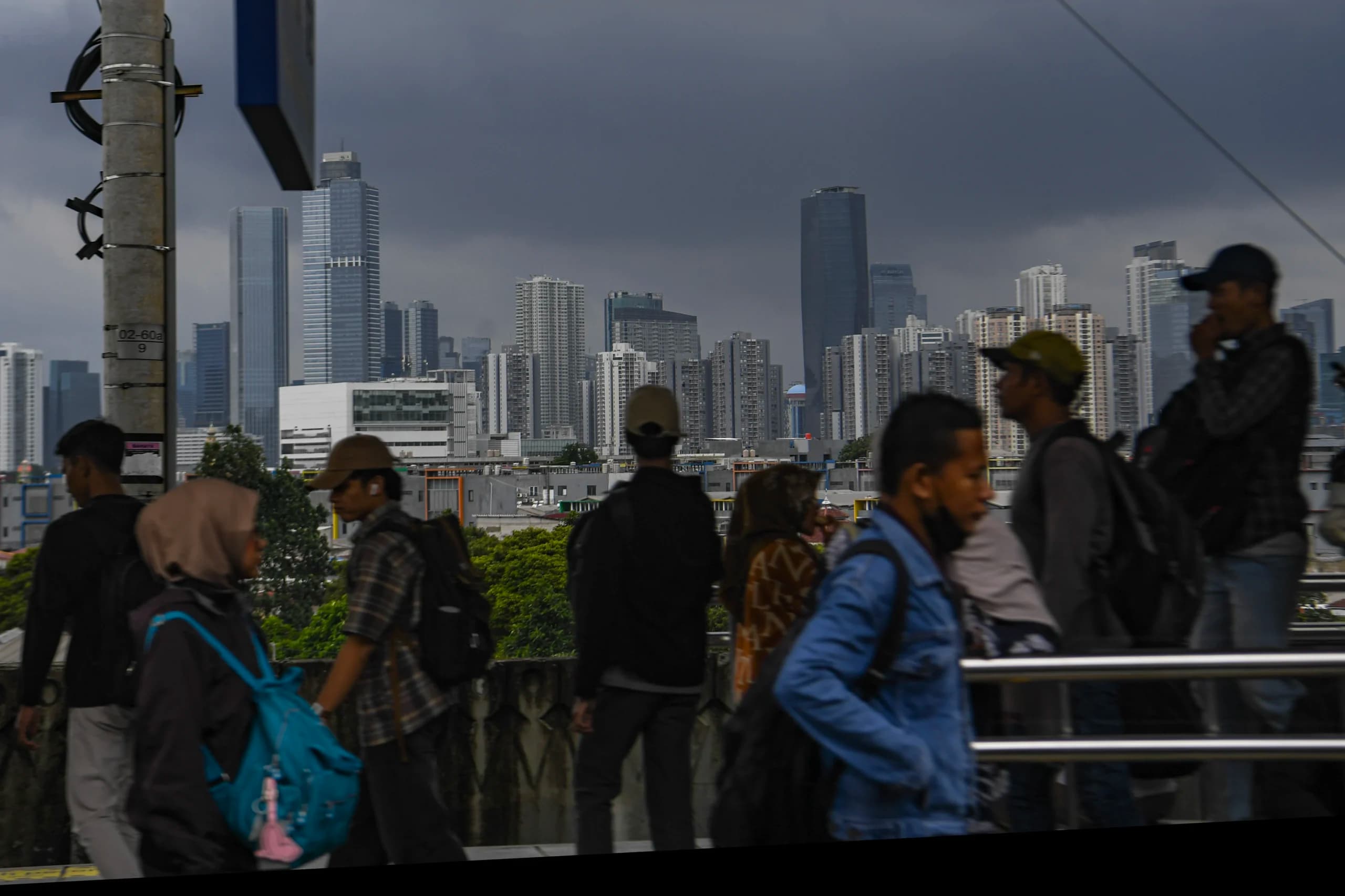 Awan tebal yang menyelimuti pemukiman dan gedung bertingkat di Jakarta Awan tebal yang menyelimuti pemukiman dan gedung bertingkat di Jakarta
