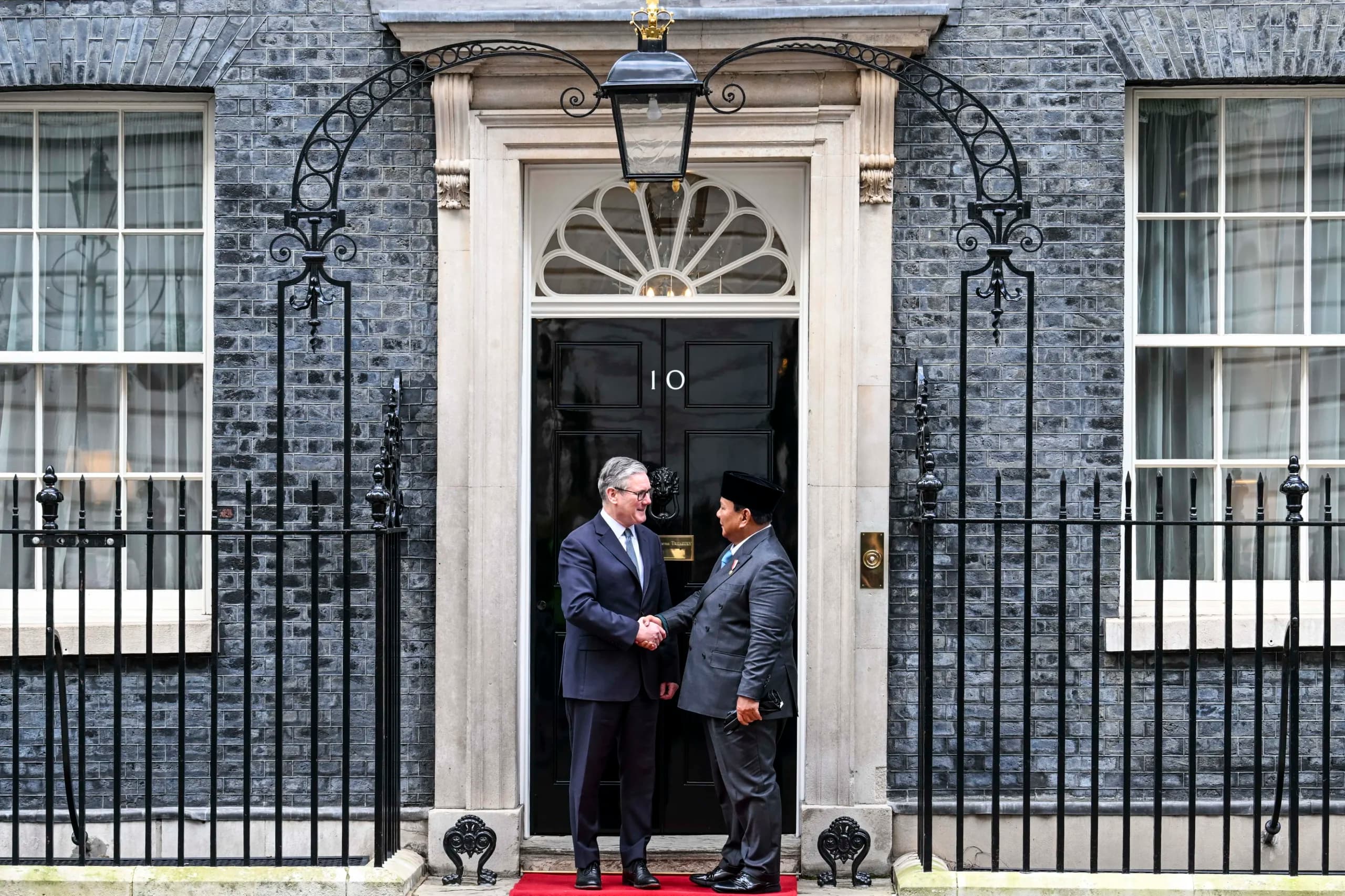 Presiden Prabowo Subianto (kanan) berjabat tangan dengan Perdana Menteri Inggris Keir Starmer (kiri) di Downing Street 10, London, Inggris Presiden Prabowo Subianto (kanan) berjabat tangan dengan Perdana Menteri Inggris Keir Starmer (kiri) di Downing Street 10, London, Inggris