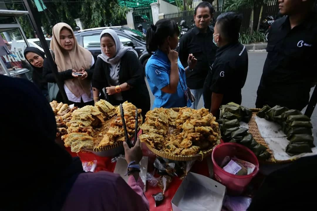 Masjid Sunda Kelapa Selalu Dipadati Pembeli Takjil Masjid Sunda Kelapa Selalu Dipadati Pembeli Takjil
