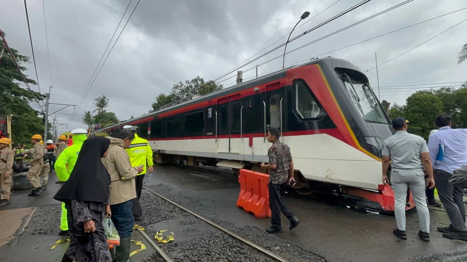 Kereta Basoetta Anjlok Usai Tertabrak Truk Kereta Basoetta Anjlok Usai Tertabrak Truk