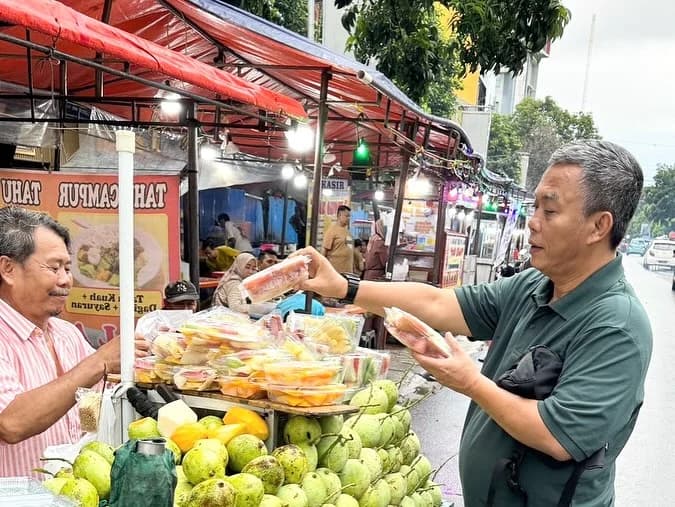 Pedagang yang ada di Jalan H. Agus Salim atau yang dikenal dengan Jalan Sabang, Jakarta Pusat Pedagang yang ada di Jalan H. Agus Salim atau yang dikenal dengan Jalan Sabang, Jakarta Pusat