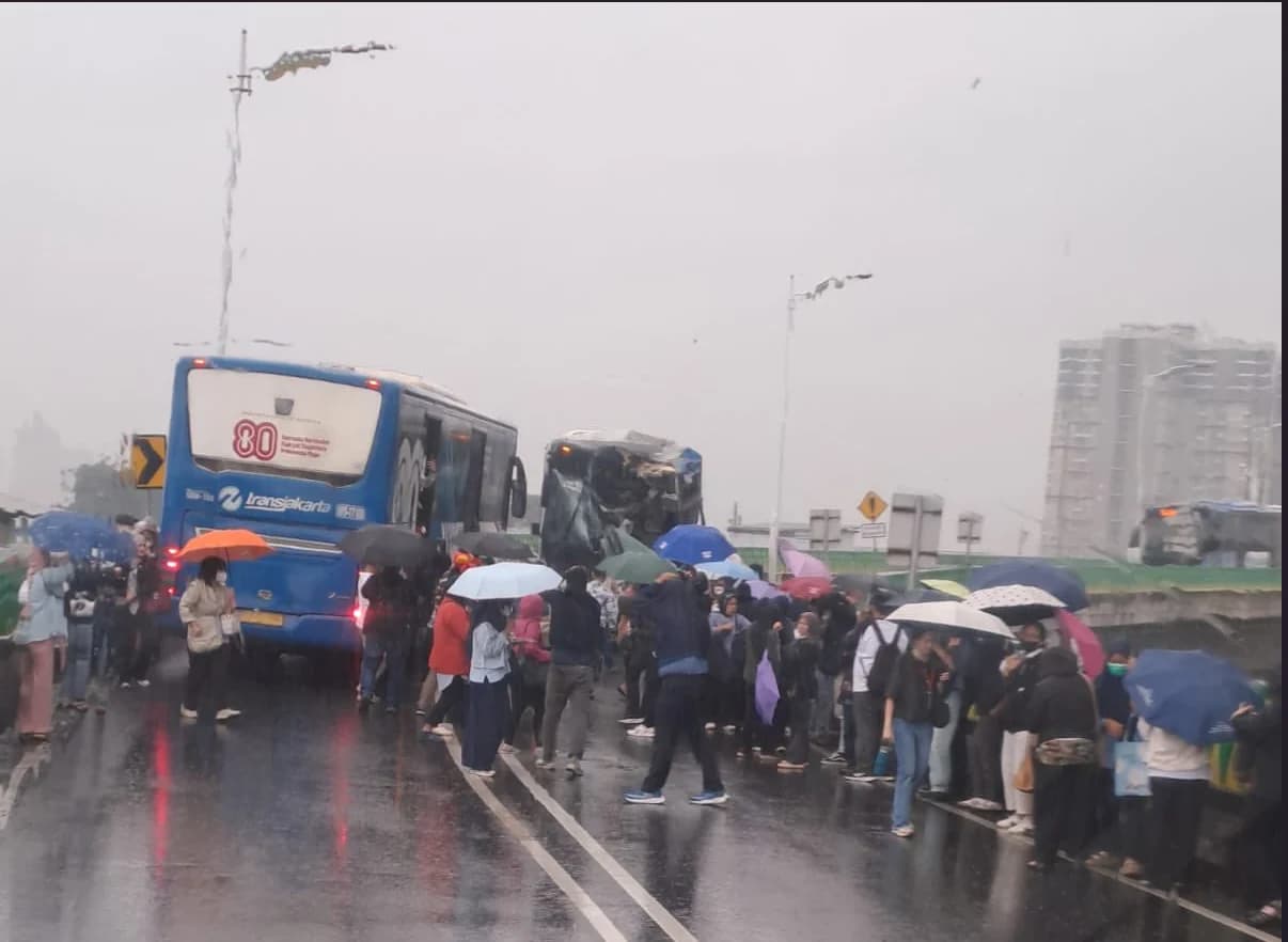 Kecelakaan Dua Armada Transjakarta Kecelakaan Dua Armada Transjakarta