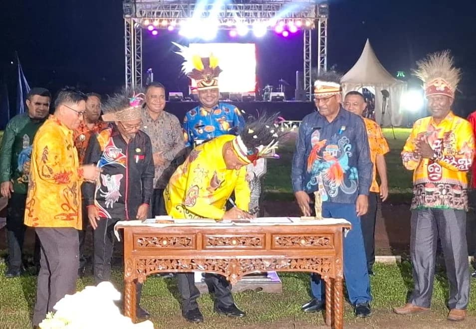Para Bupati di Wilayah Adat Saireri telah mendeklarasikan pembentukan Daerah Otonom Baru (DOB) Provinsi Papua Utara, pada tahun 2025 lalu. Para Bupati di Wilayah Adat Saireri telah mendeklarasikan pembentukan Daerah Otonom Baru (DOB) Provinsi Papua Utara, pada tahun 2025 lalu.