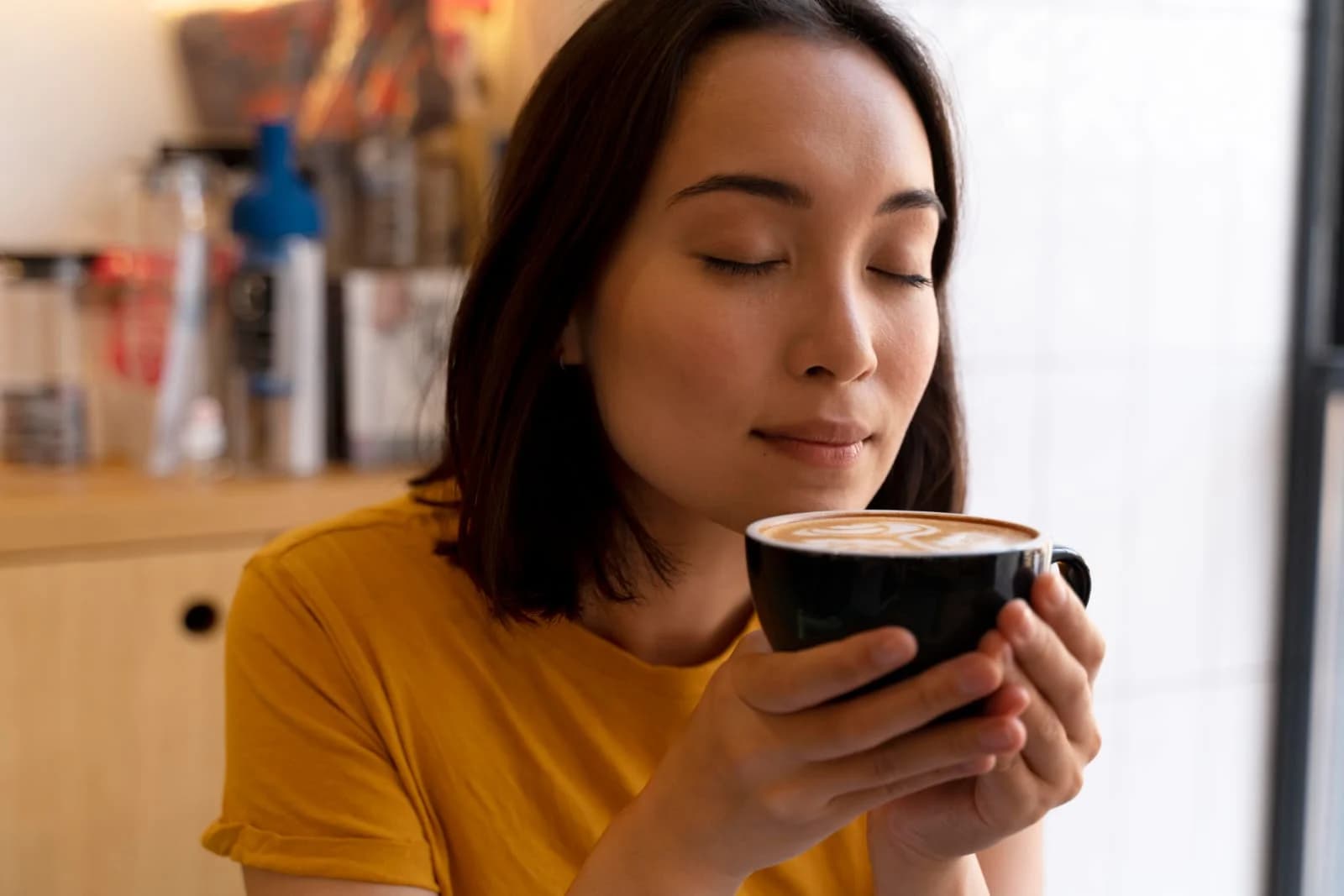 Ilustrasi seseorang saat menikmati minum kopi Ilustrasi seseorang saat menikmati minum kopi