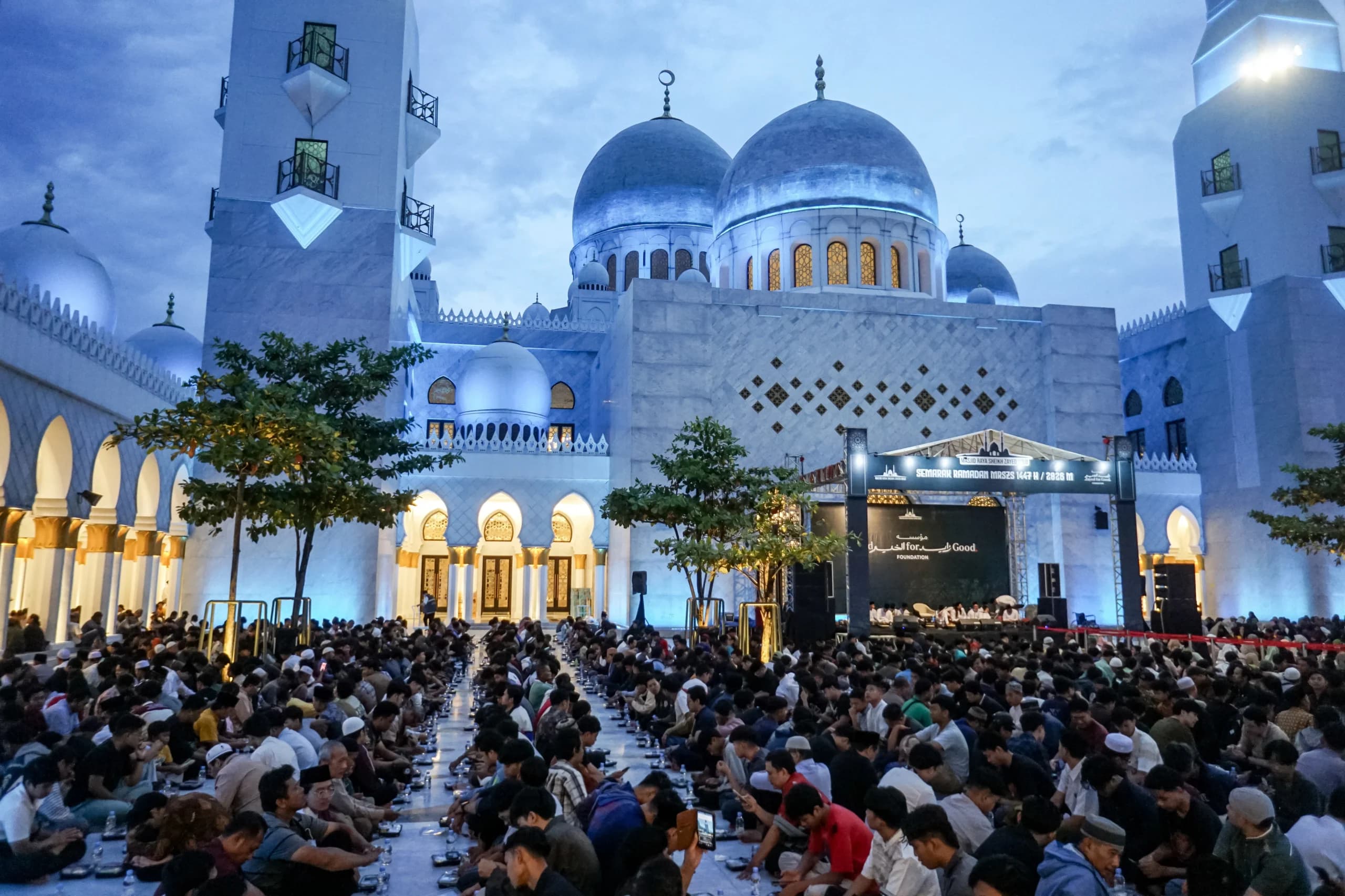 Warga menunggu waktu untuk berbuka puasa bersama di Masjid Sheikh Zayed, Solo, Jawa Tengah Warga menunggu waktu untuk berbuka puasa bersama di Masjid Sheikh Zayed, Solo, Jawa Tengah