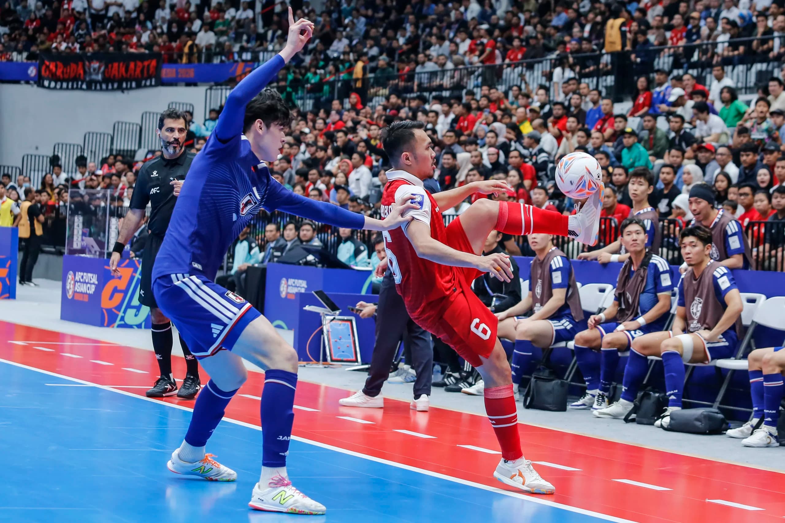 Pemain Timnas futsal Indonesia Samuel Eko (kanan) diadang pemain Timnas futsal Jepang Ryuji Izu (kiri) pada pertandingan semifinal AFC Futsal Asian Cup 2026 di Indonesia Arena, Senayan Pemain Timnas futsal Indonesia Samuel Eko (kanan) diadang pemain Timnas futsal Jepang Ryuji Izu (kiri) pada pertandingan semifinal AFC Futsal Asian Cup 2026 di Indonesia Arena, Senayan