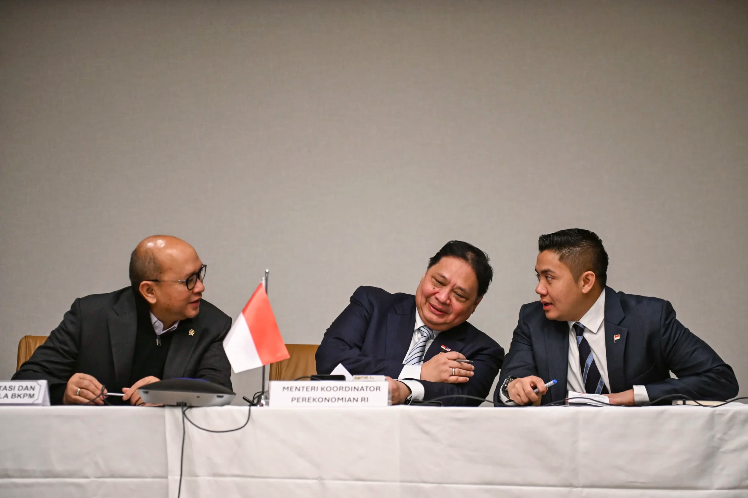 Menko Perekonomian Airlangga Hartarto (tengah) berbincang dengan Menteri Investasi dan Hilirasasi Rosan Roeslani (kiri) dan Sekretaris Kabinet Teddy Indra Wijaya (kanan) saat menyampaikan keterangan pers terkait perjanjian perdagangan timbal balik Indonesia-AS di Washington DC, Amerika Serikat Menko Perekonomian Airlangga Hartarto (tengah) berbincang dengan Menteri Investasi dan Hilirasasi Rosan Roeslani (kiri) dan Sekretaris Kabinet Teddy Indra Wijaya (kanan) saat menyampaikan keterangan pers terkait perjanjian perdagangan timbal balik Indonesia-AS di Washington DC, Amerika Serikat
