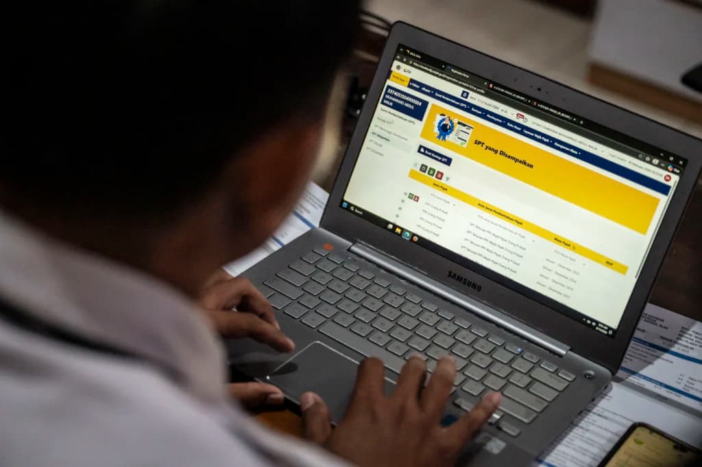 Wajib pajak melakukan pelaporan SPT Tahunan secara mandiri melalui sistem Coretax dalam kegiatan layanan jemput bola di Kantor Kecamatan Semarang Tengah, Semarang, Jawa Tengah. Wajib pajak melakukan pelaporan SPT Tahunan secara mandiri melalui sistem Coretax dalam kegiatan layanan jemput bola di Kantor Kecamatan Semarang Tengah, Semarang, Jawa Tengah.