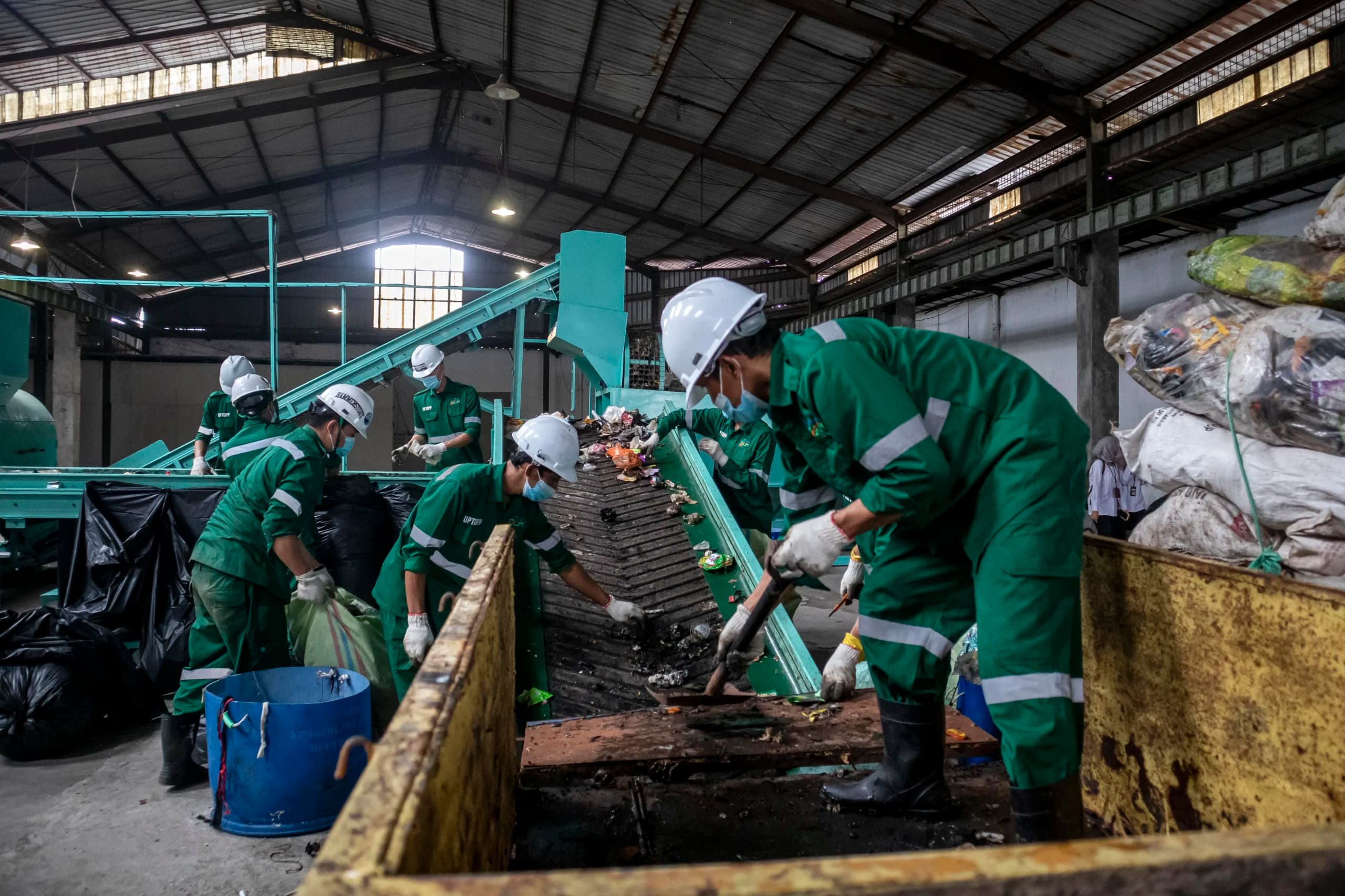 Pekerja memilah sampah di Tempat Pengolahan Sampah Terpadu (TPST) Utama Cimahi Selatan usai diresmikan di Kota Cimahi Pekerja memilah sampah di Tempat Pengolahan Sampah Terpadu (TPST) Utama Cimahi Selatan usai diresmikan di Kota Cimahi