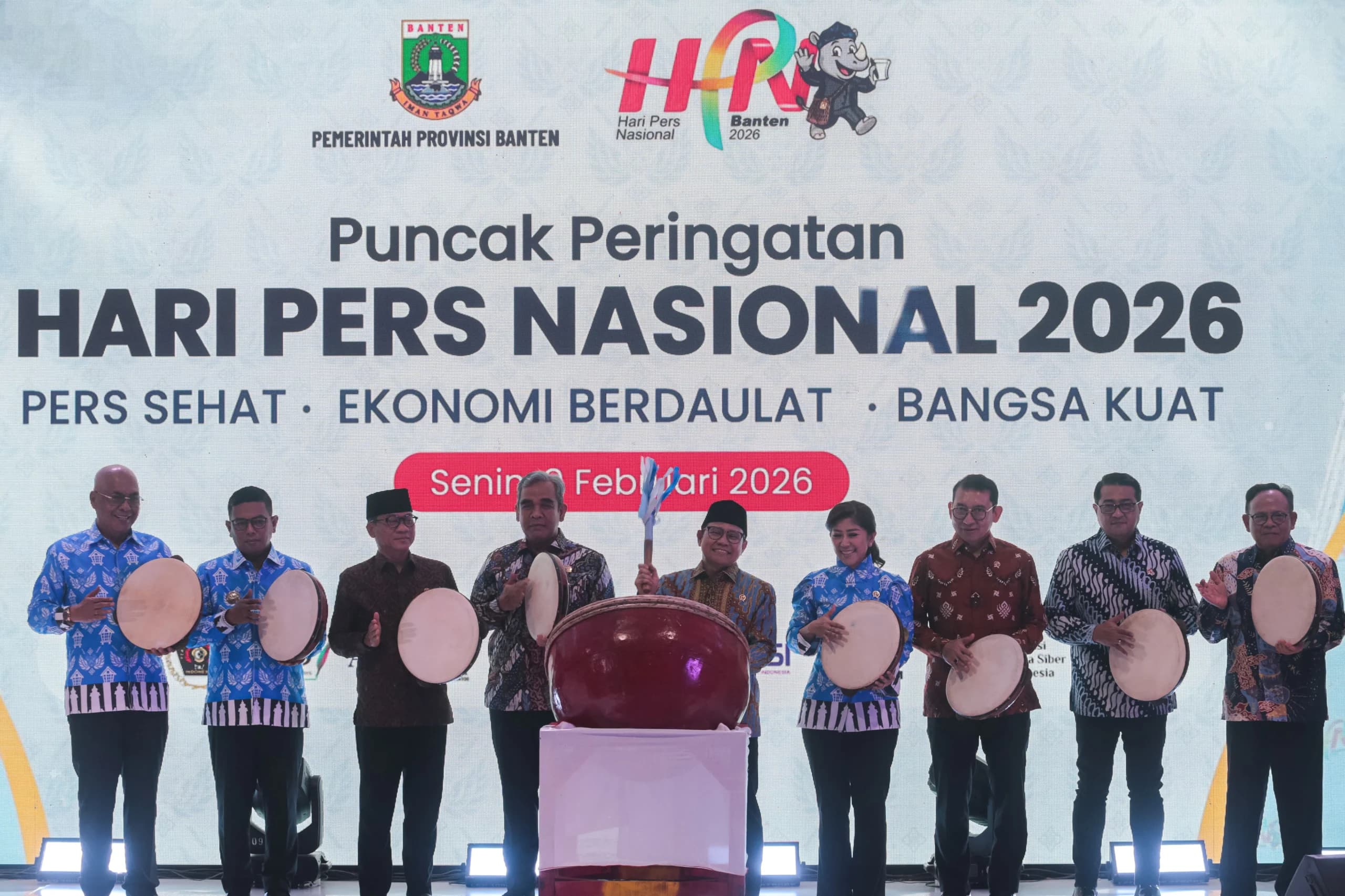 Menteri Koordinator Bidang Pemberdayaan Masyarakat Muhaimin Iskandar (tengah) memukul alat musik terbang gede didampingi (dari kiri) Ketua Umum PWI Pusat Akhmad Munir, Gubernur Banten Andra Soni, Menteri Desa dan Pembangunan Daerah Tertinggal Yandri Susanto, Ketua MPR Ahmad Muzani, Menteri Komunikasi dan Digital Meutya Hafid, Menteri Kebudayaan Fadli Zon, Menteri Ekonomi Kreatif Teuku Riefky Harsya, dan Ketua Dewan Pers Komaruddin Hidayat dalam puncak peringatan Hari Pers Nasional 2026 di Kota Serang, Banten Menteri Koordinator Bidang Pemberdayaan Masyarakat Muhaimin Iskandar (tengah) memukul alat musik terbang gede didampingi (dari kiri) Ketua Umum PWI Pusat Akhmad Munir, Gubernur Banten Andra Soni, Menteri Desa dan Pembangunan Daerah Tertinggal Yandri Susanto, Ketua MPR Ahmad Muzani, Menteri Komunikasi dan Digital Meutya Hafid, Menteri Kebudayaan Fadli Zon, Menteri Ekonomi Kreatif Teuku Riefky Harsya, dan Ketua Dewan Pers Komaruddin Hidayat dalam puncak peringatan Hari Pers Nasional 2026 di Kota Serang, Banten