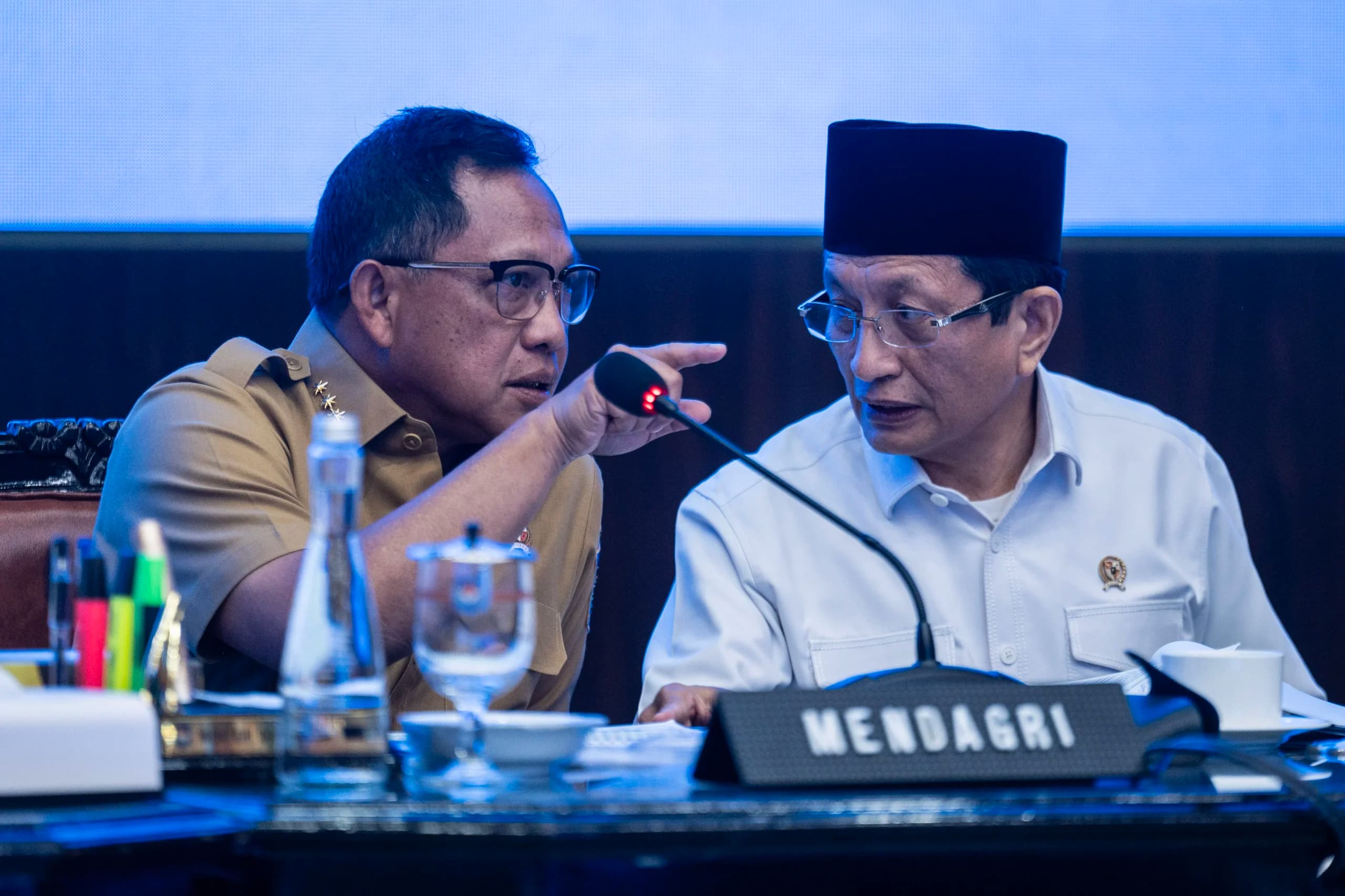 Menteri Dalam Negeri Tito Karnavian (kiri) berbincang dengan Menteri Agama Nasaruddin Umar (kanan) saat Rapat Koordinasi (Rakor) Satuan Tugas (Satgas) Percepatan Rehabilitasi dan Rekontruksi Pascabencana wilayah Sumatera di Kantor Kemendagri Menteri Dalam Negeri Tito Karnavian (kiri) berbincang dengan Menteri Agama Nasaruddin Umar (kanan) saat Rapat Koordinasi (Rakor) Satuan Tugas (Satgas) Percepatan Rehabilitasi dan Rekontruksi Pascabencana wilayah Sumatera di Kantor Kemendagri