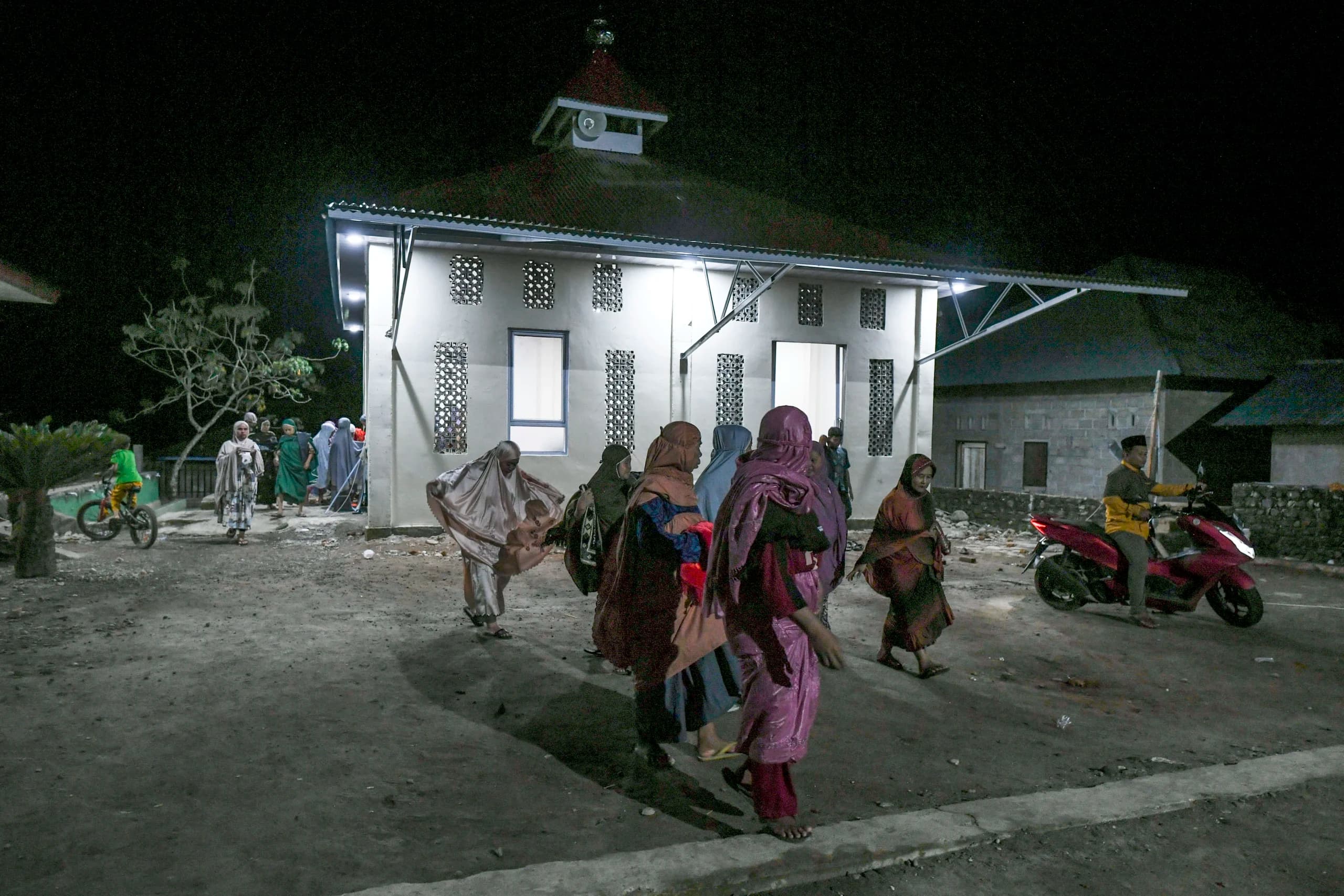 Shalat Tarawih perdana di Mushala Al-Hidayah hunian sementara (huntara) Kayu Pasak, Palembayan, Agam, Sumatera Barat Shalat Tarawih perdana di Mushala Al-Hidayah hunian sementara (huntara) Kayu Pasak, Palembayan, Agam, Sumatera Barat