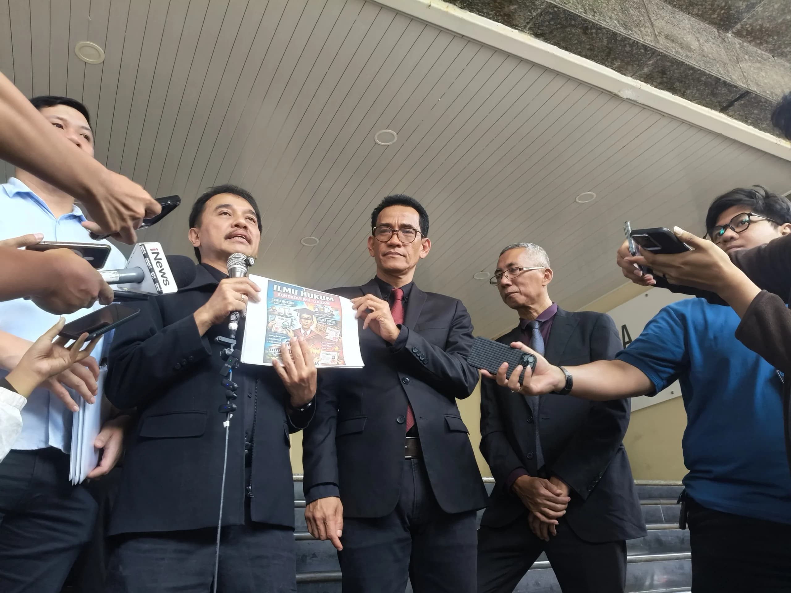 Roy Suryo buka suara setelah Rismon ajukan RJ ke Polda Metro Jaya. Roy Suryo buka suara setelah Rismon ajukan RJ ke Polda Metro Jaya.