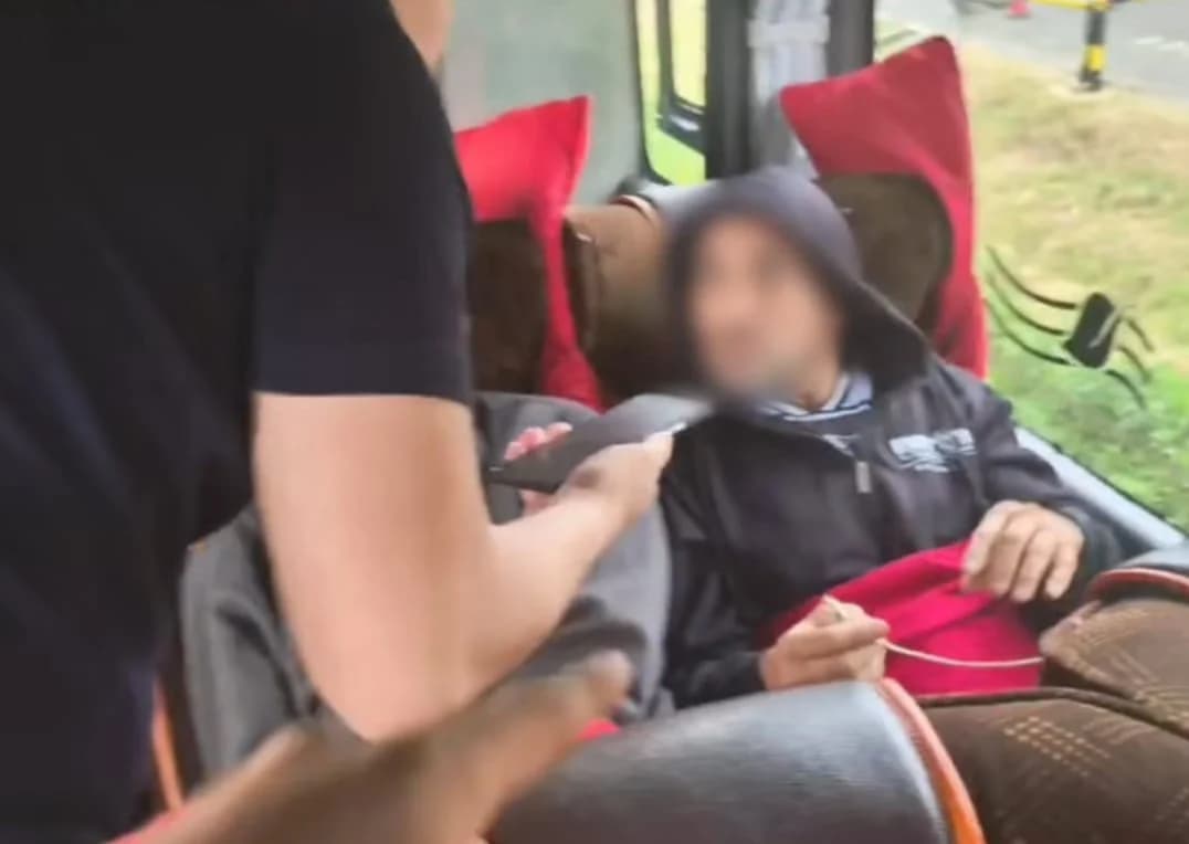 Mantan Suami sirih cucu mpok Nori diamankan di dalam bus saat hendak kabur. Mantan Suami sirih cucu mpok Nori diamankan di dalam bus saat hendak kabur.